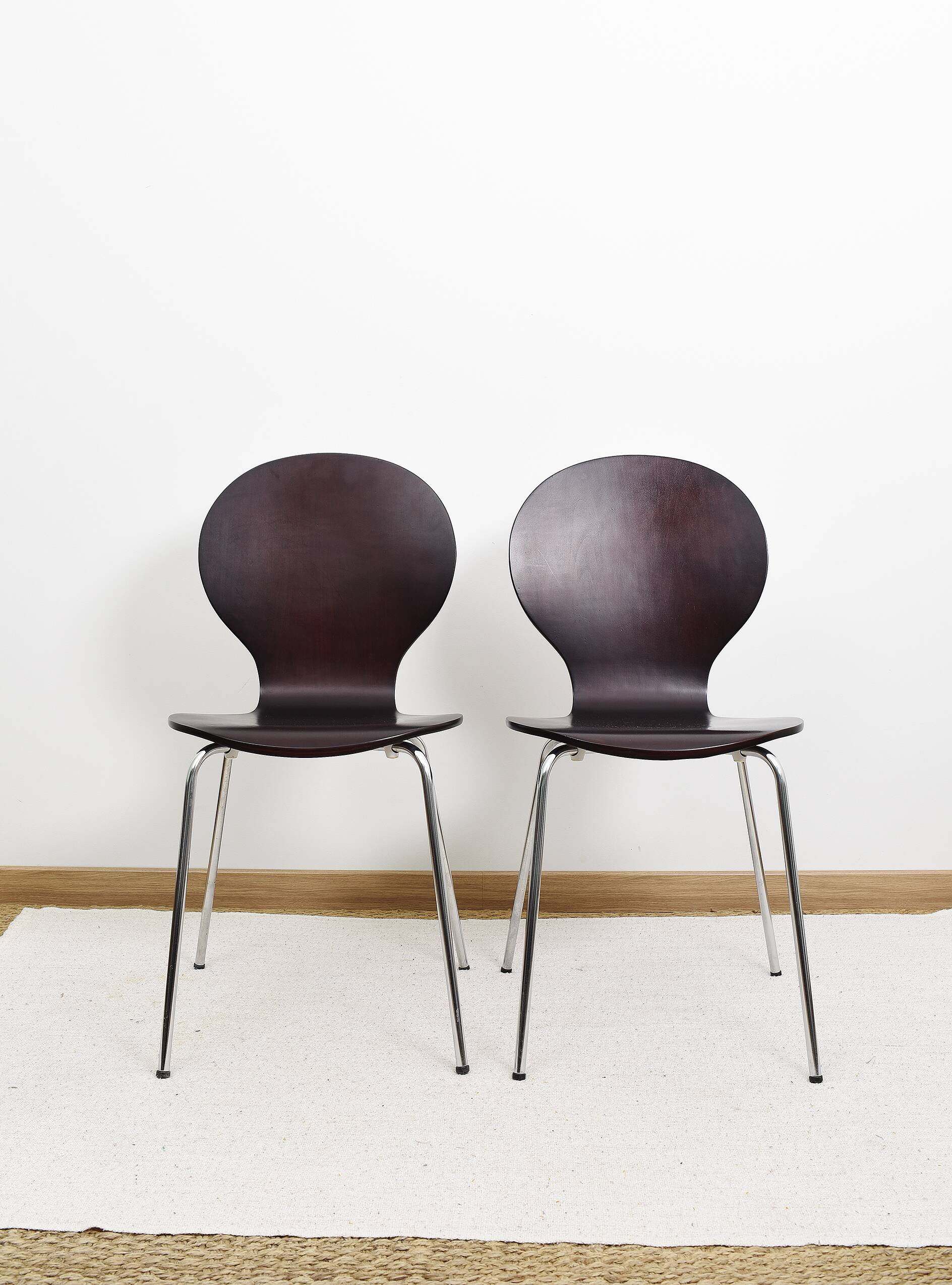 Set of 4 "ant" chairs, vintage, Diego model. Stackable, dark burgundy color.