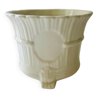 Tripod basket cache pot