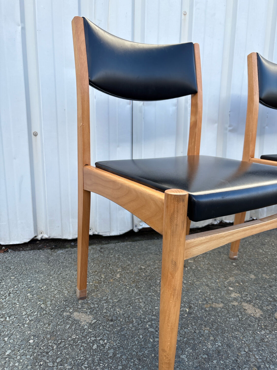 Set of 4 Scandinavian chairs in light wood and black faux leather – vintage