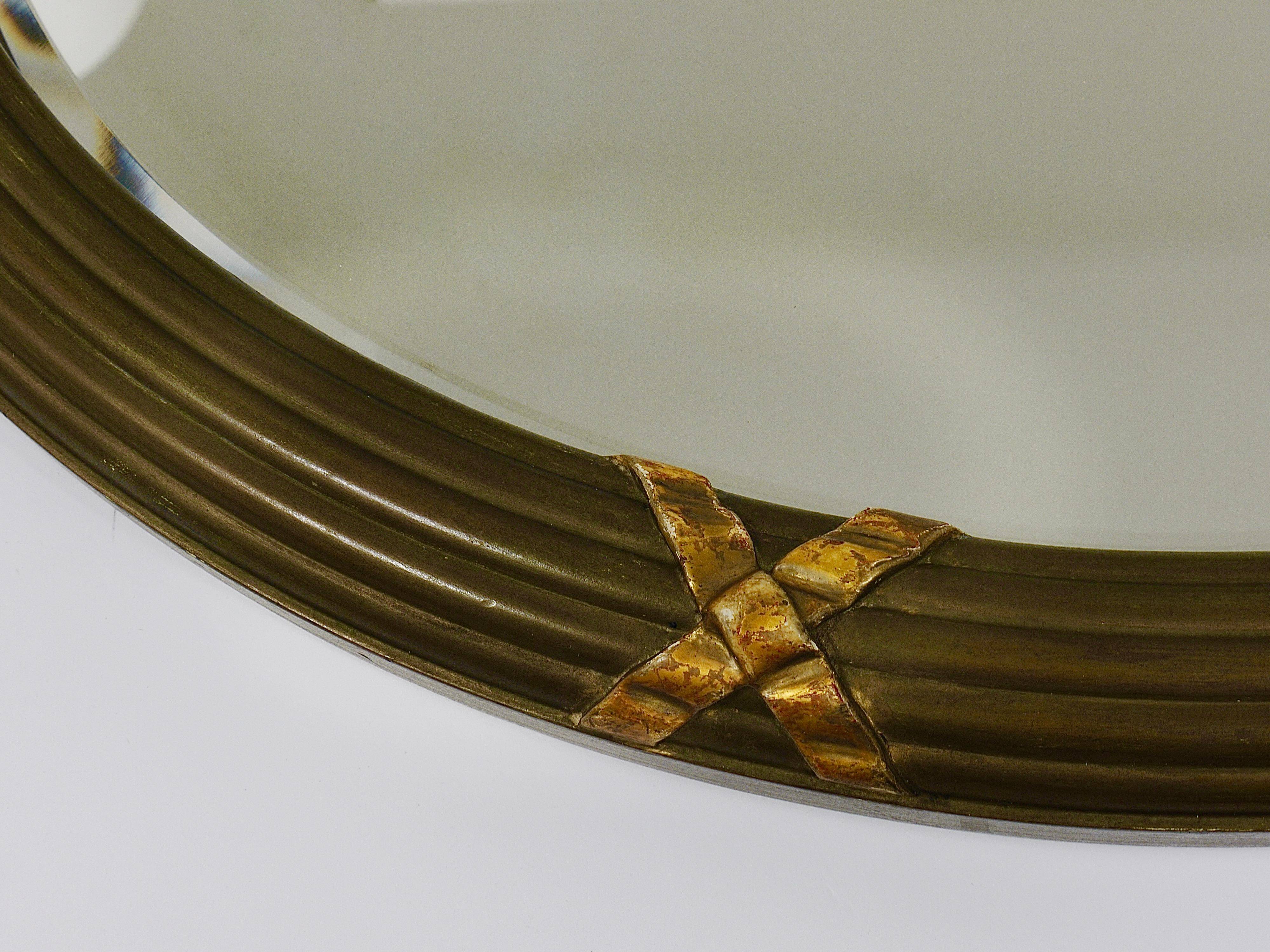 Faceted wall mirror in neoclassical Gustavian style, oval, in gilded wood, Italy, 1900s.