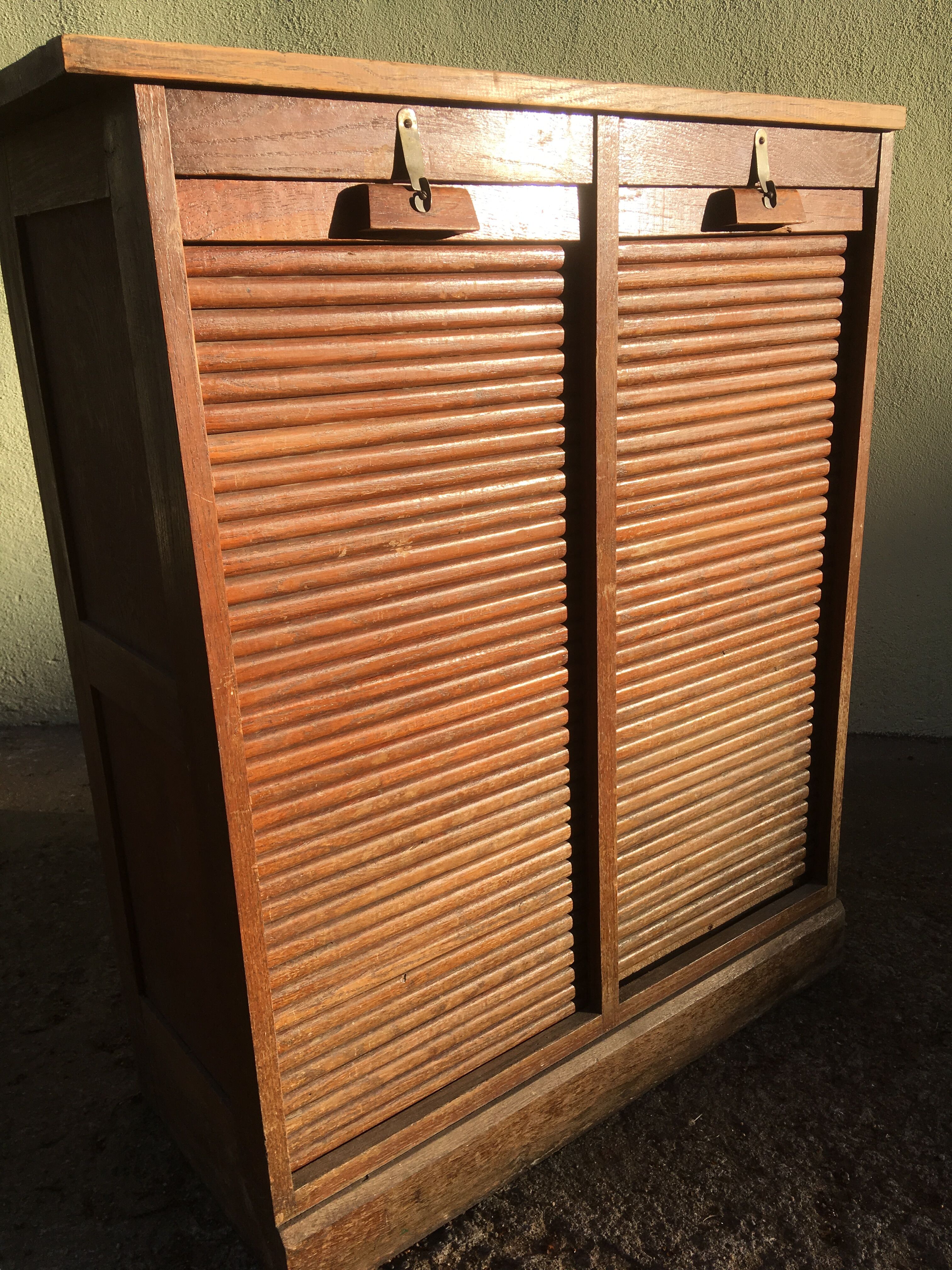 Double curtain cabinet