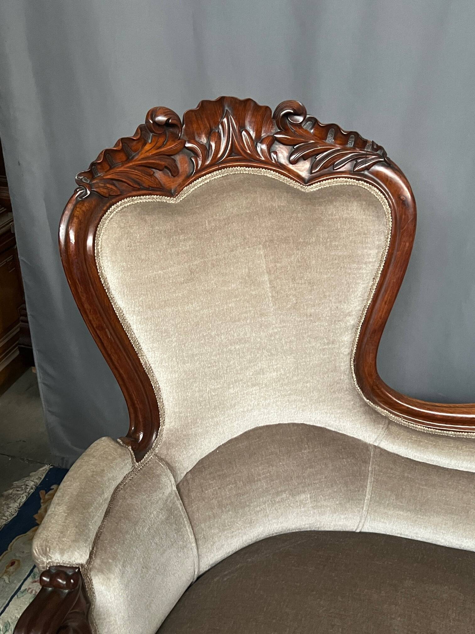 Victorian sofa. Solid mahogany.