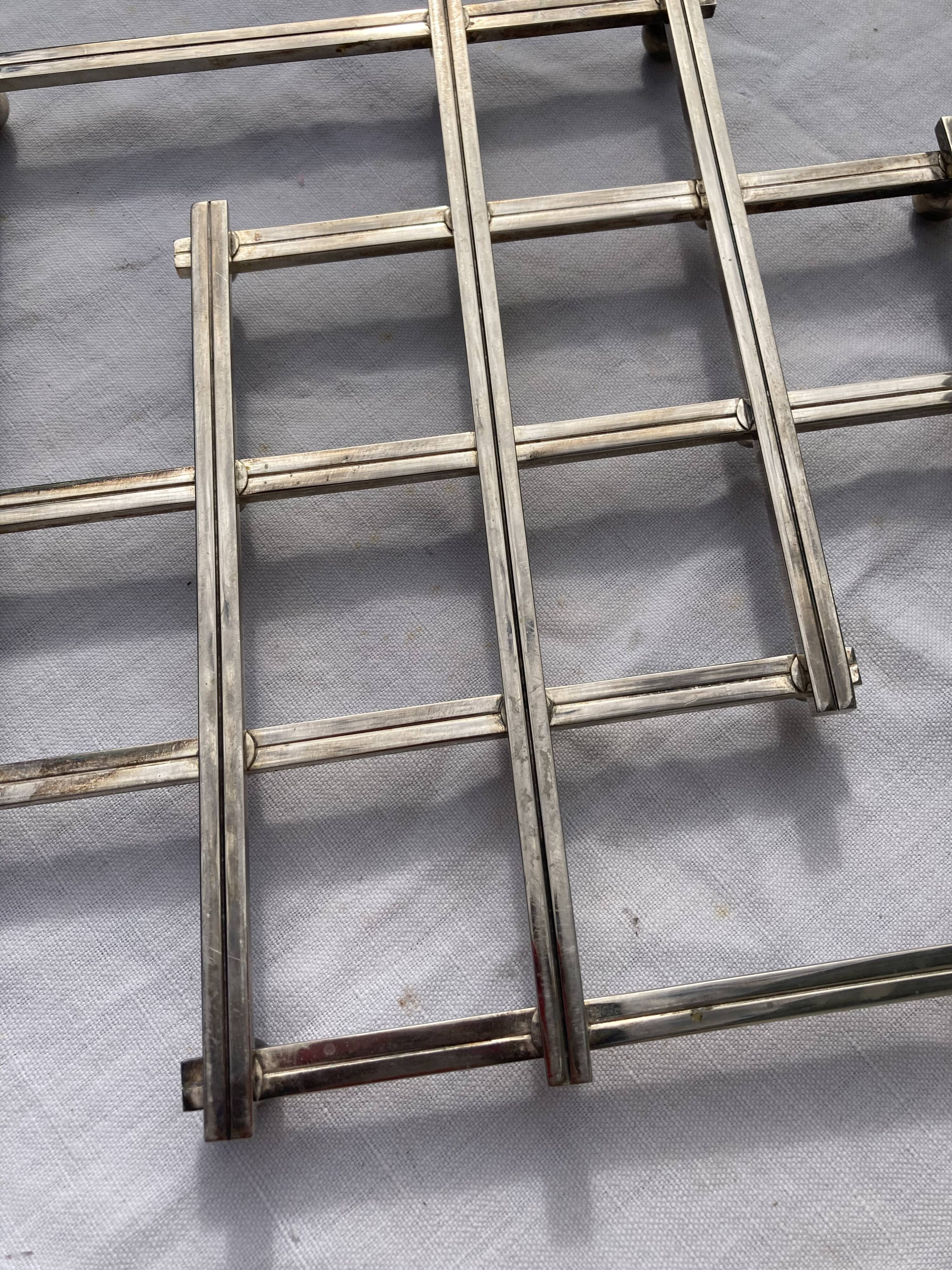 Stretch trivets in silver metal, geometric shapes