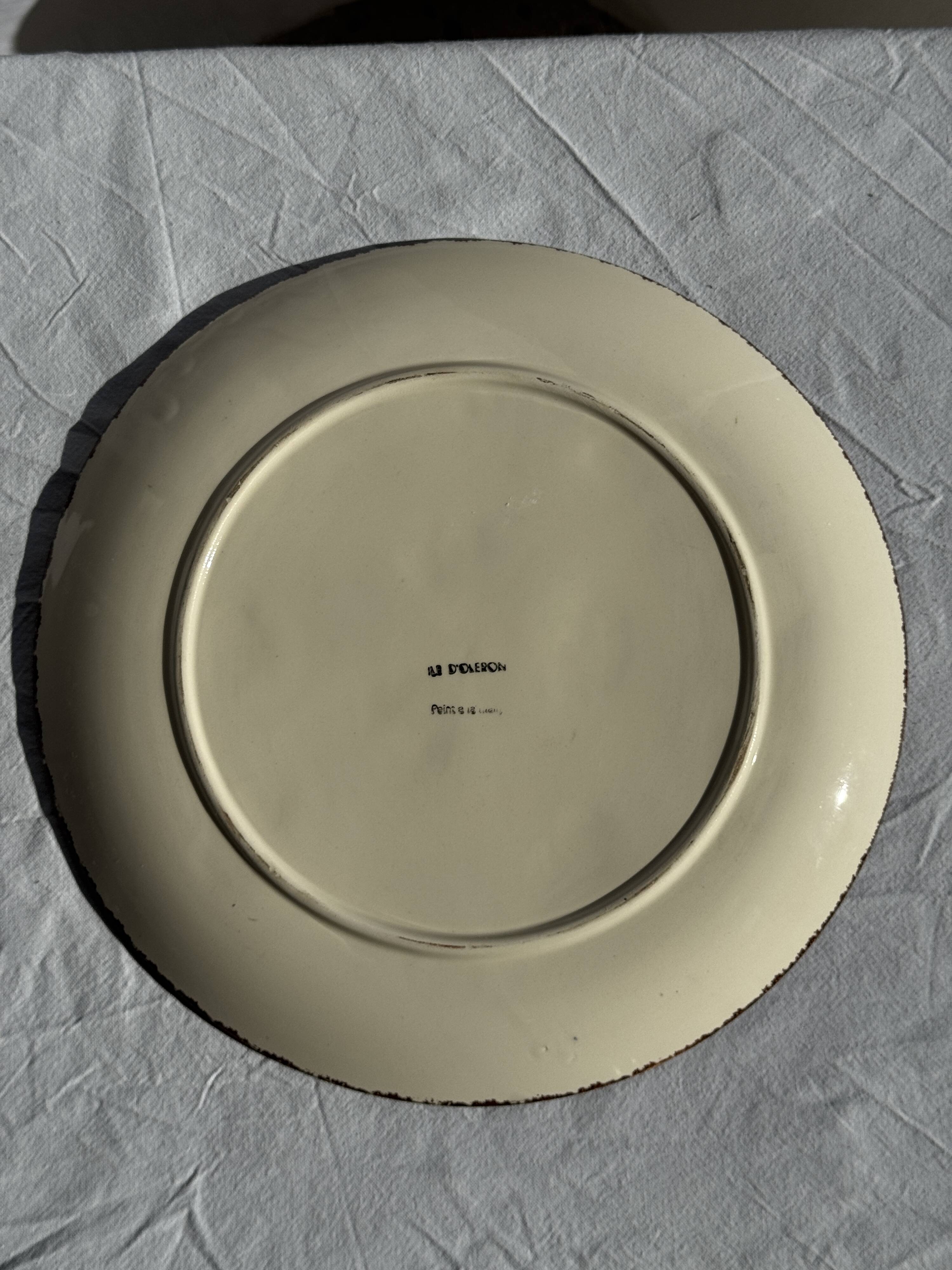 Large circular platter with compartments for shellfish, molluscs, and oysters.