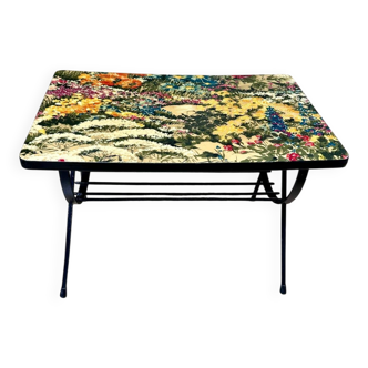 Coffee table with magazine holder