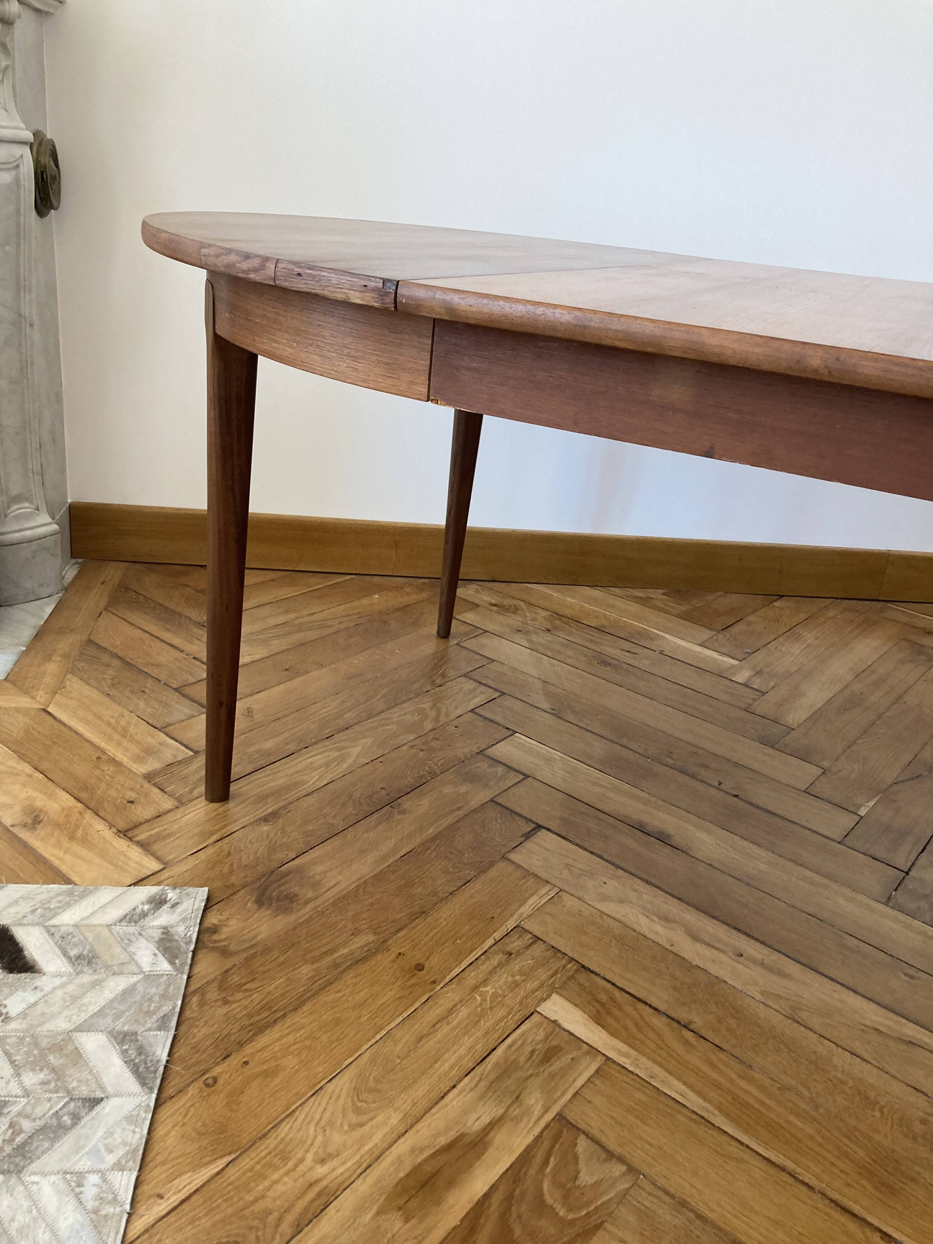 Extendable Scandinavian table