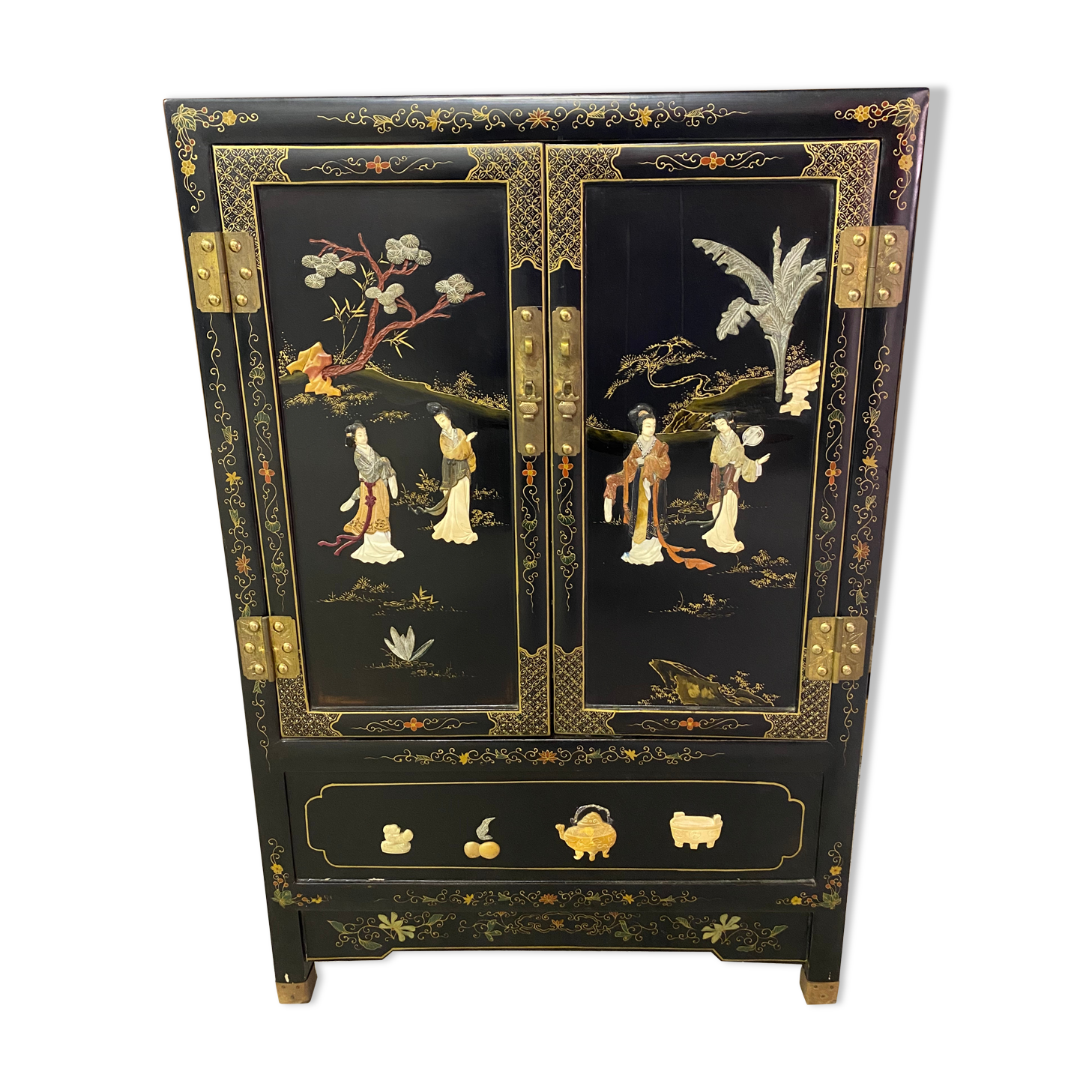 Lacquered Chinese furniture