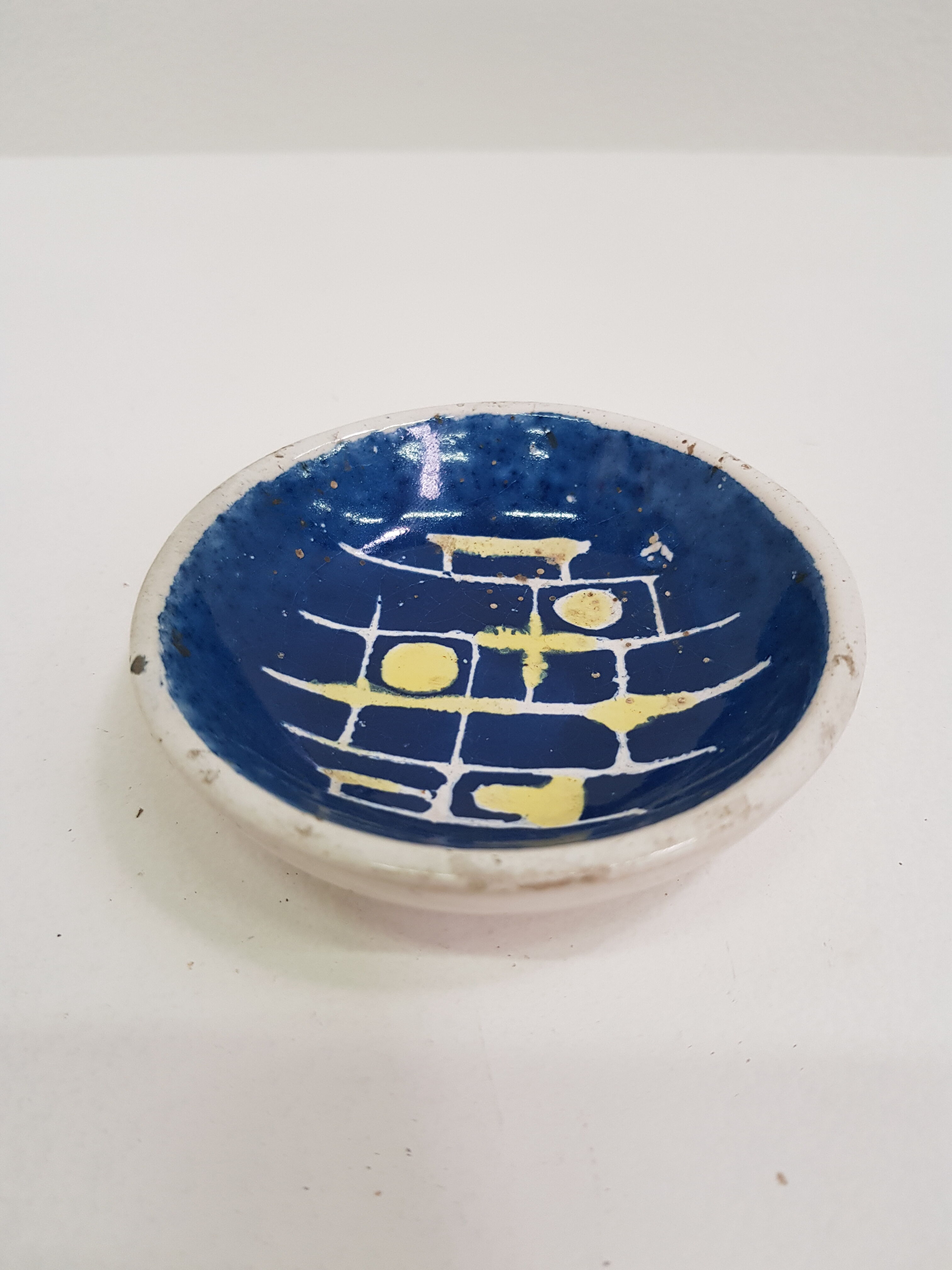 Small cup in white and blue vintage ceramic with yellow motis.