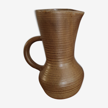 High pitcher in sandstone