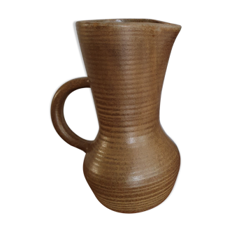 High pitcher in sandstone