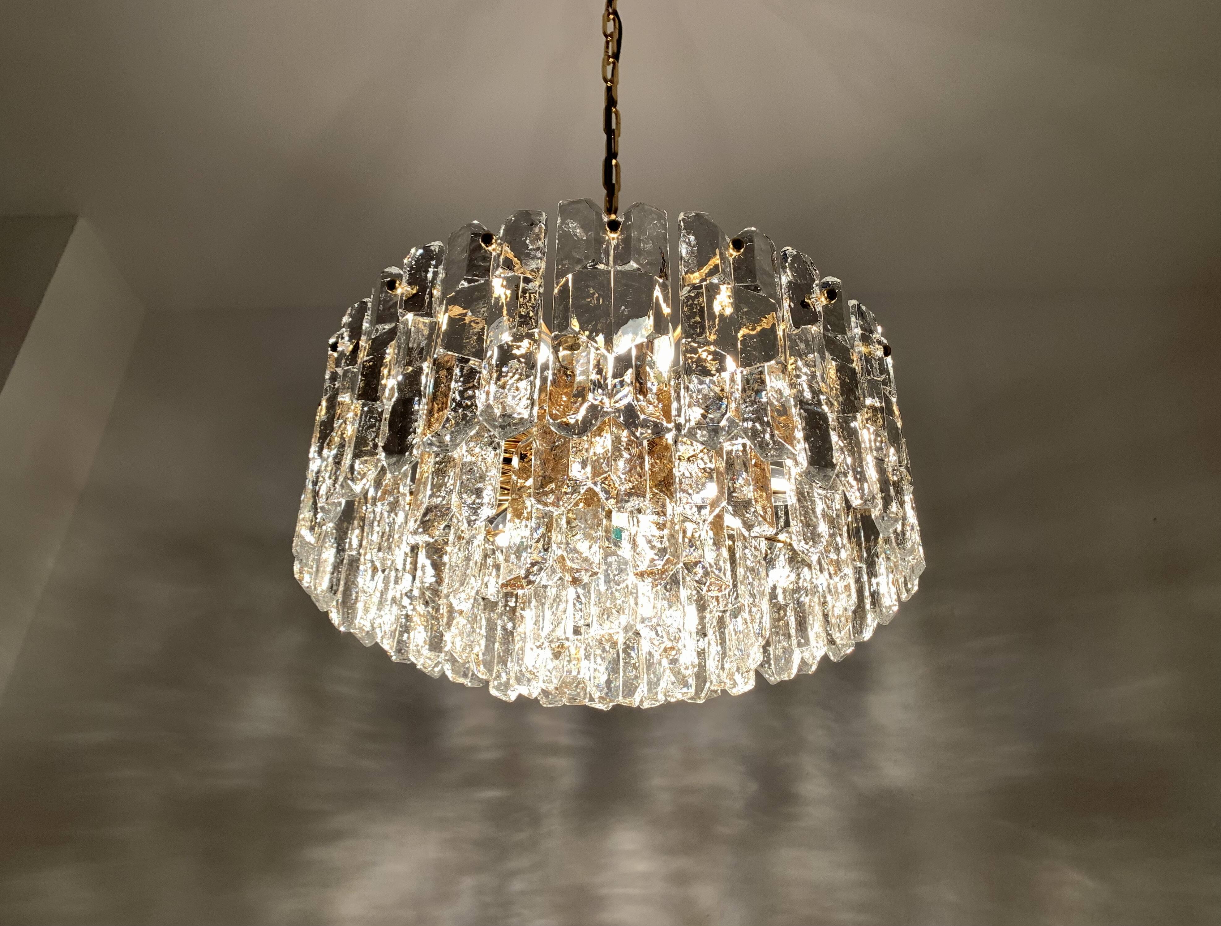 Grand lustre en verre glacé de style Palazzo autrichien par J.T. Kalmar