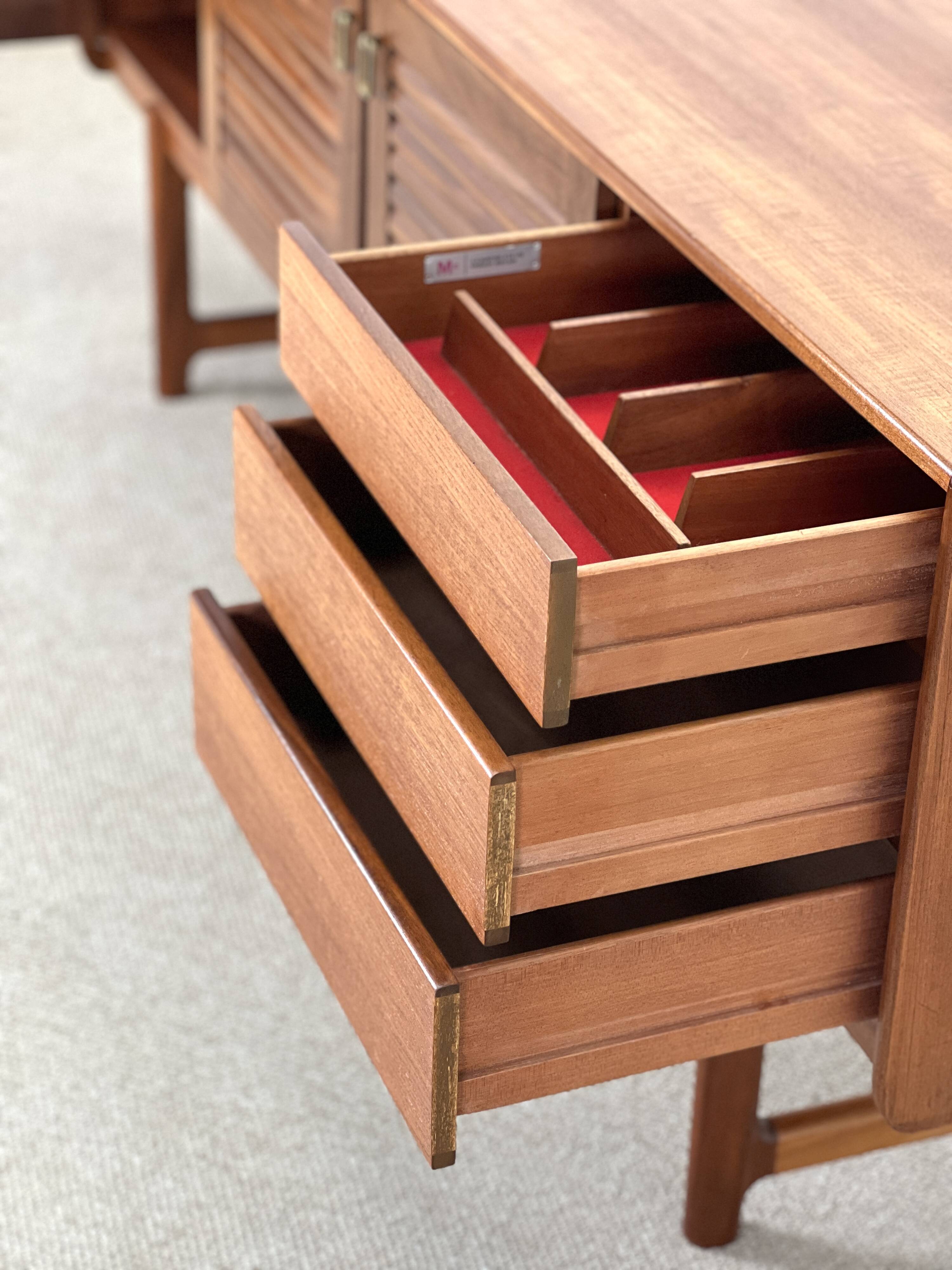 Buffet Mcintosh en noyer.