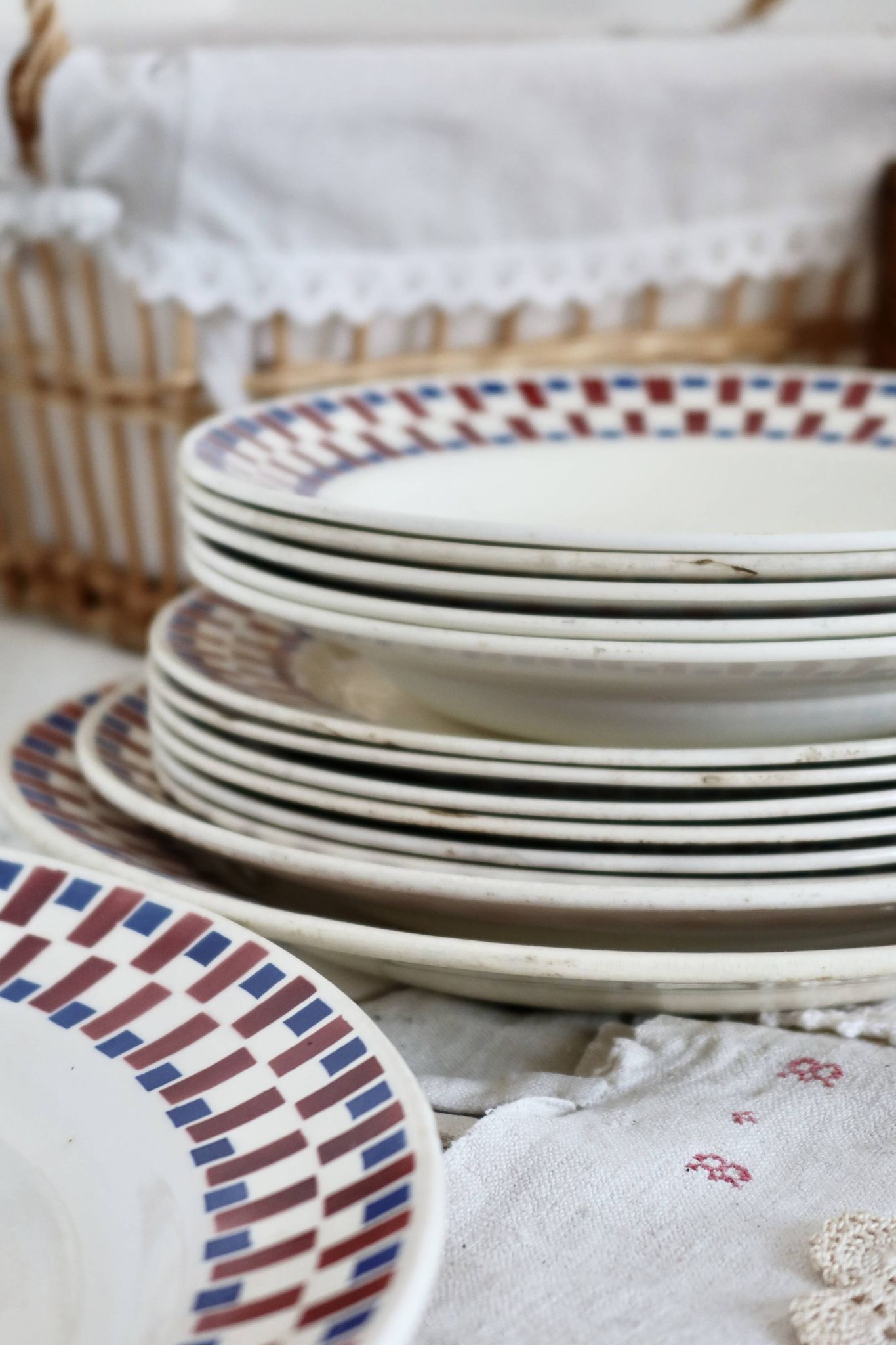 Part of a vintage Bandonviller faience table service, Joubert model, 14 pieces, early 20th century