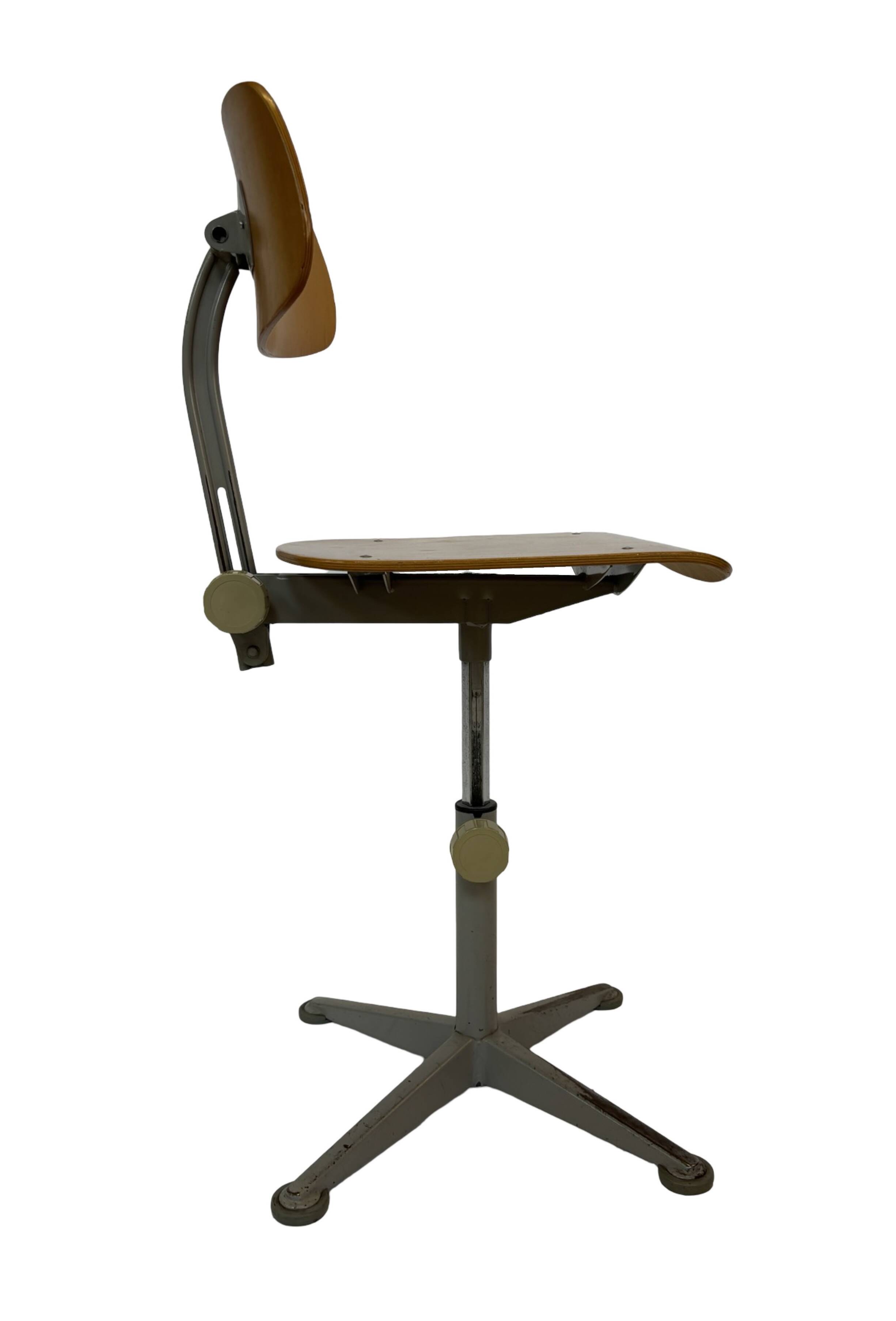 Vintage Friso Kramer work chair from Ahrend de Cirkel dutch design
