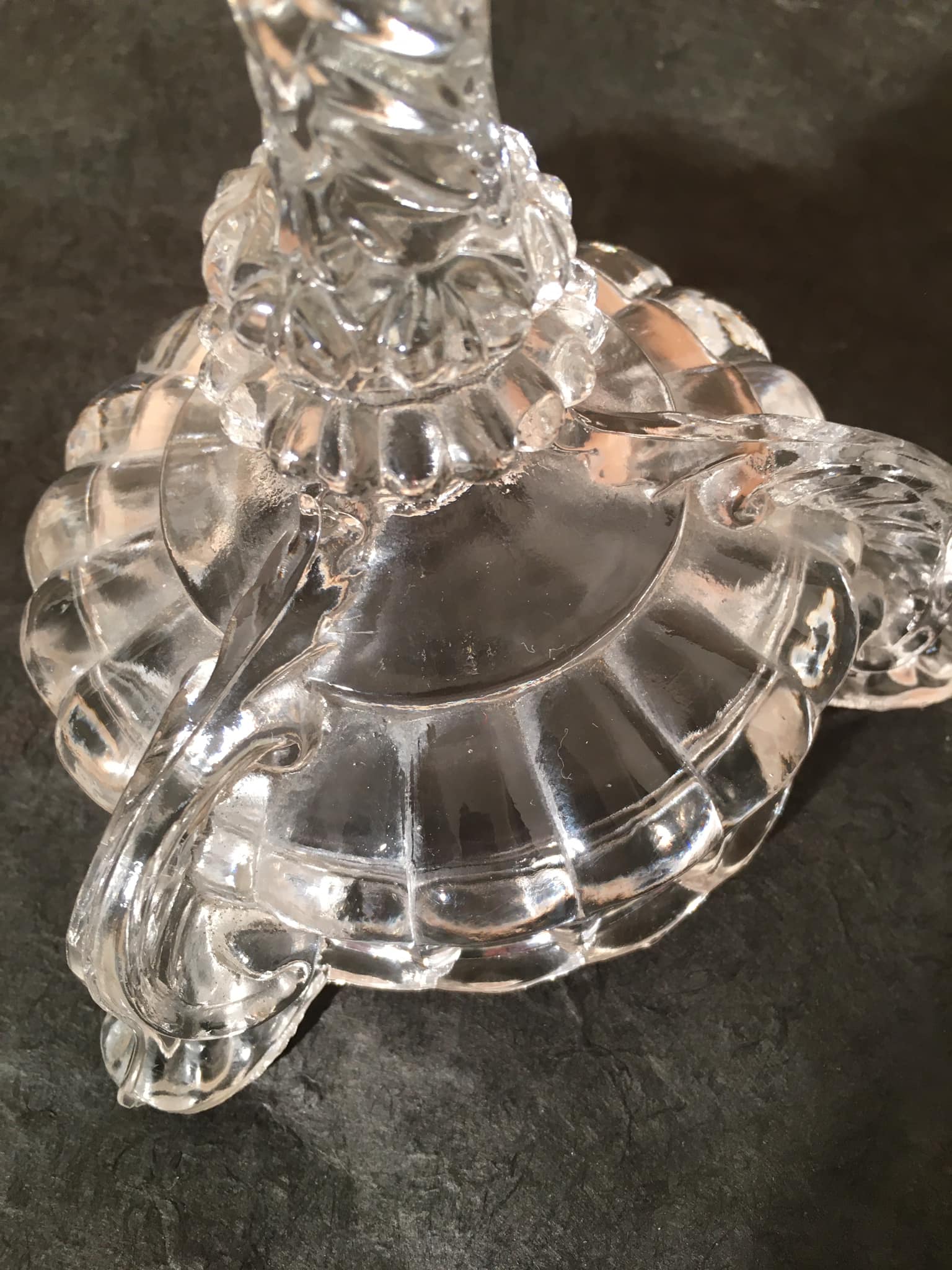 Duo de bougeoirs en verre finement travaillés