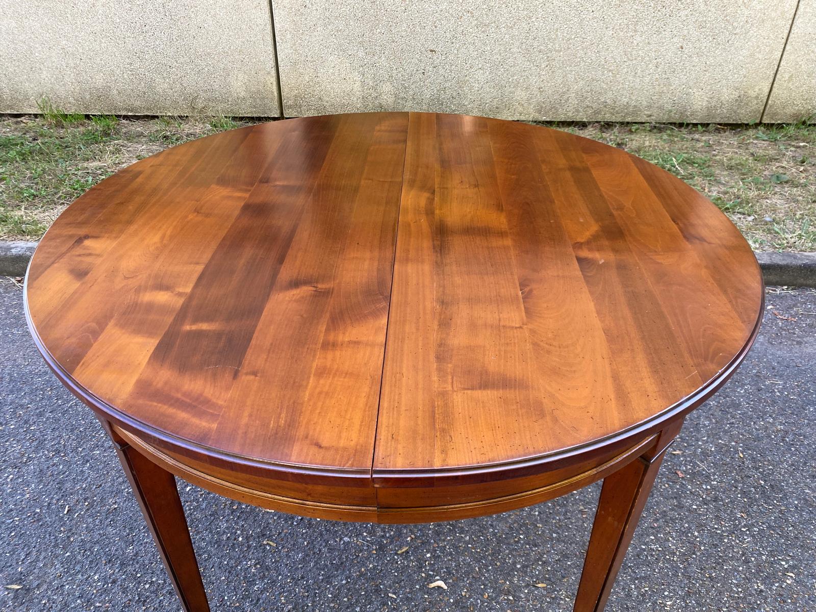 Round extendable dining table Louis XVI in cherry wood from the 1960s.