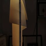 High-cut floor lamp