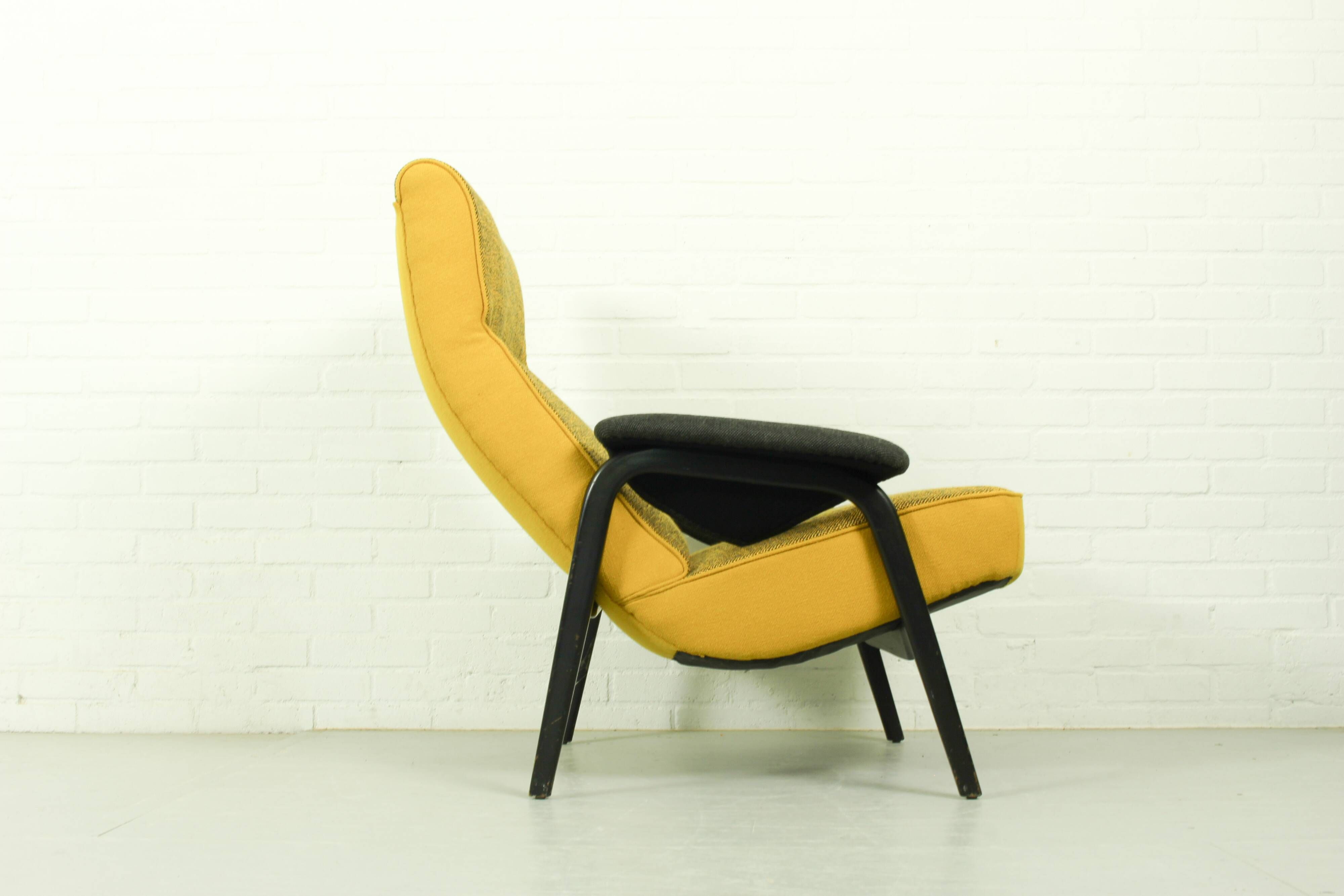 Theo Ruth pour les chaises Artifort Modèle 107 et 137 en Hallingdal Kvadrat.