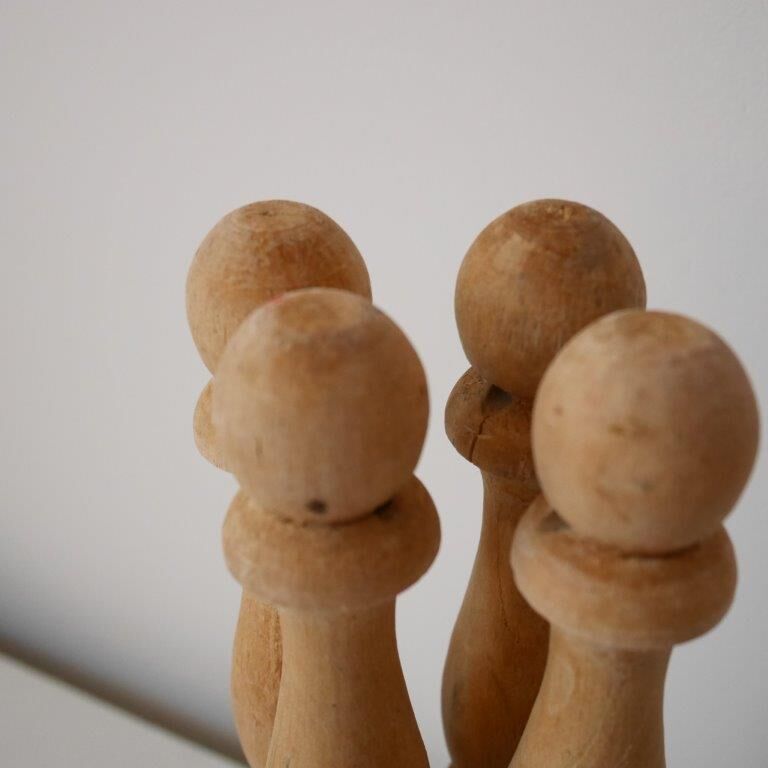 Lot de 4 quilles en bois avec une boule