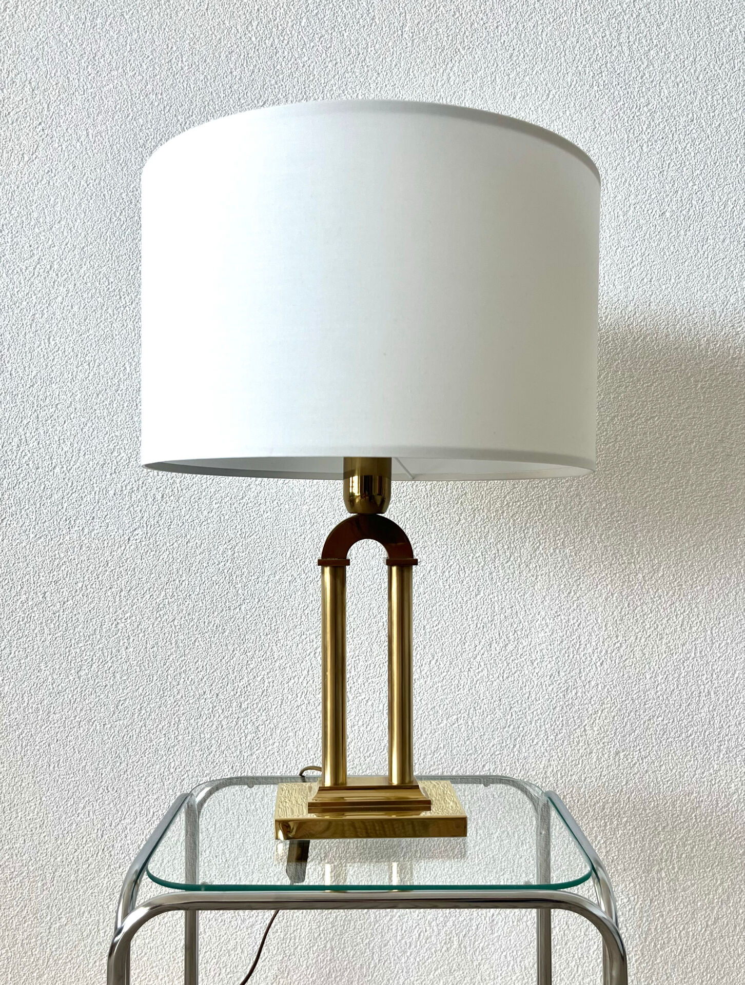 Vintage table lamp in gilded brass Hollywood Regency style.