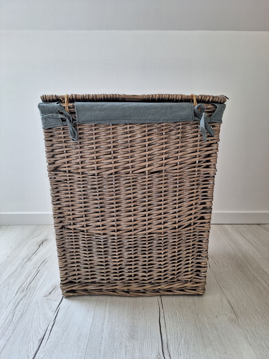 Wicker laundry basket