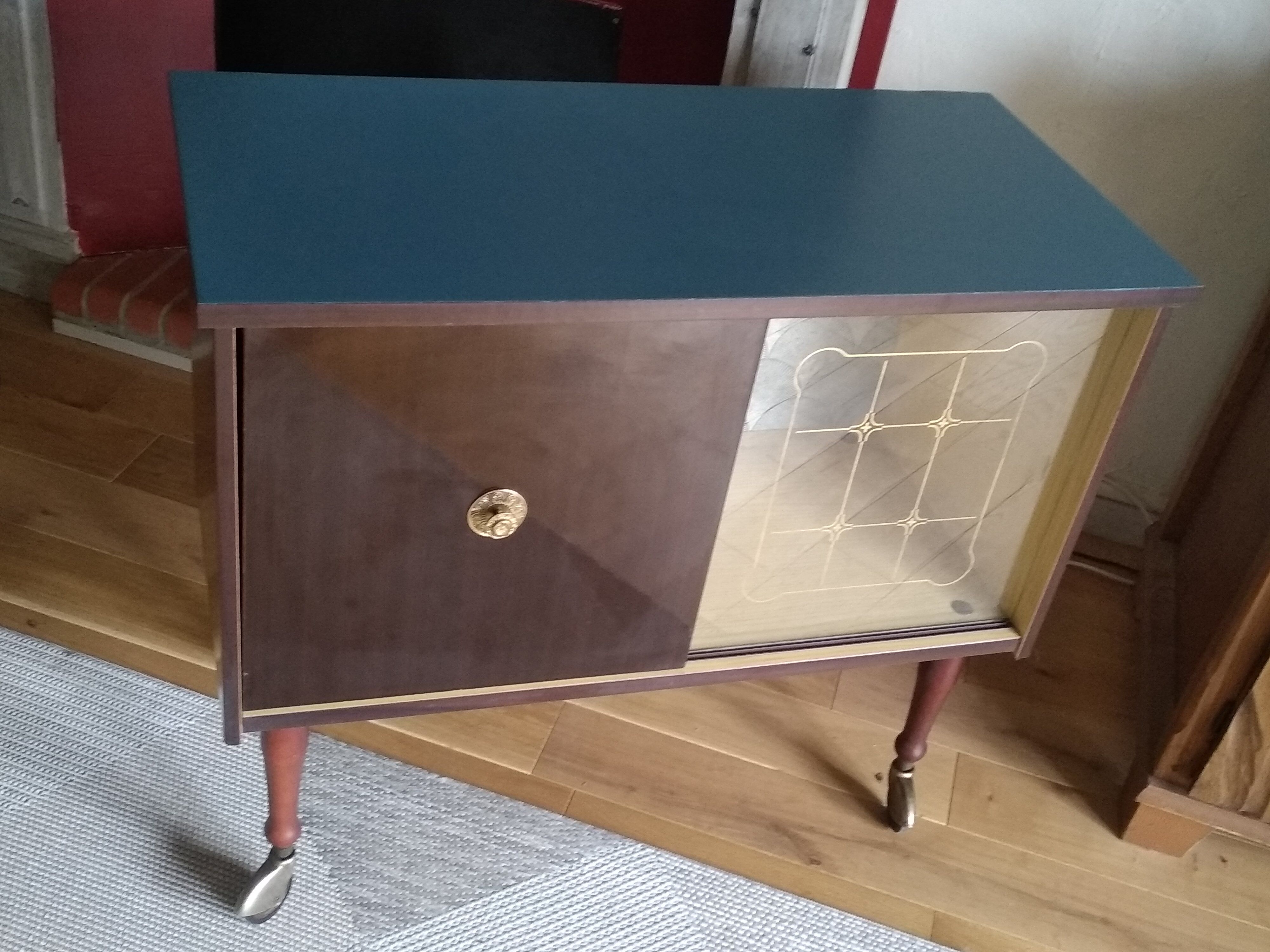 Meuble bar sur roulettes années 70 Selency