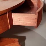 Round central foot table.