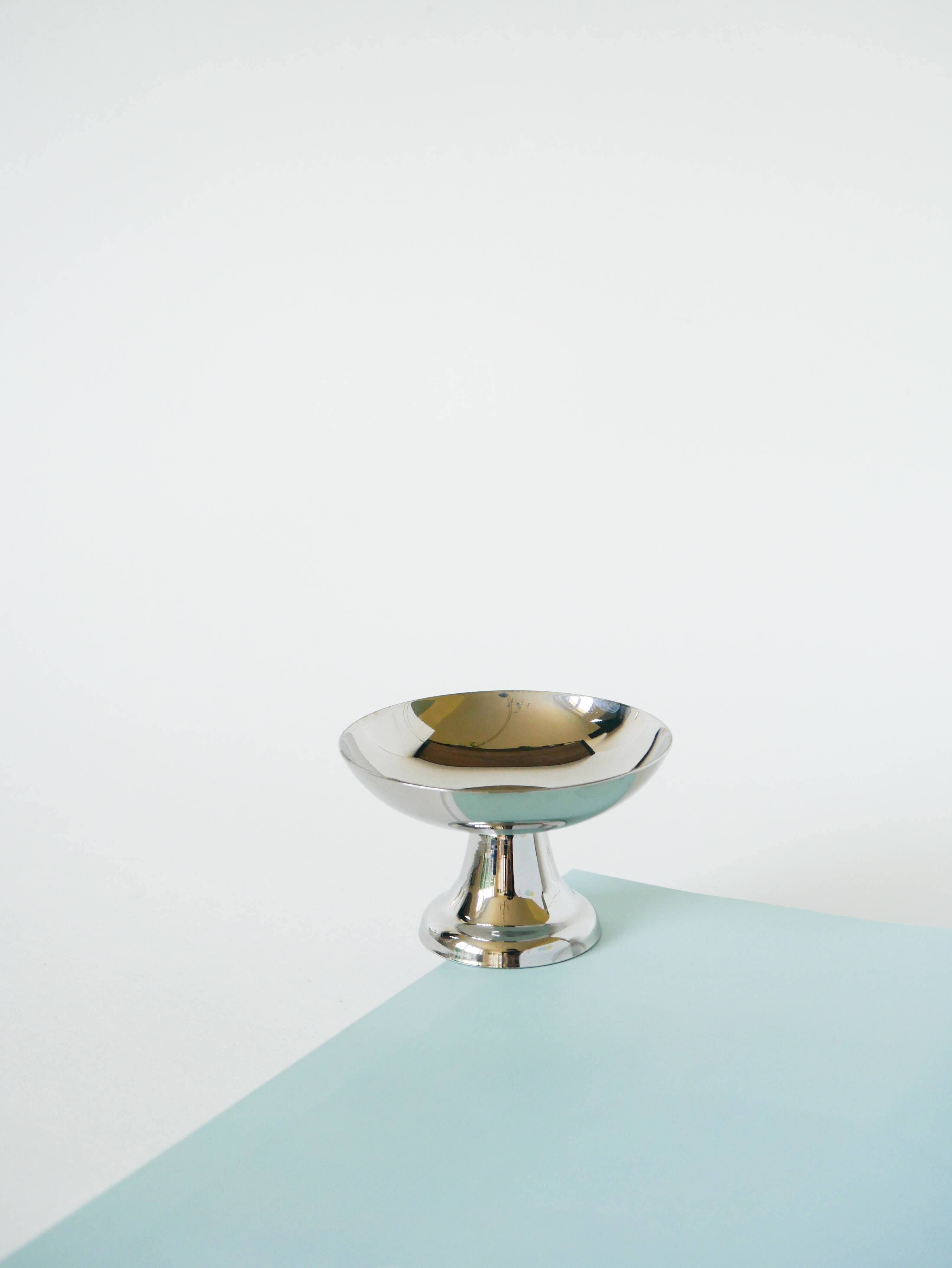 Set of 6 stainless steel bowls with high and wide feet, Design, 1970