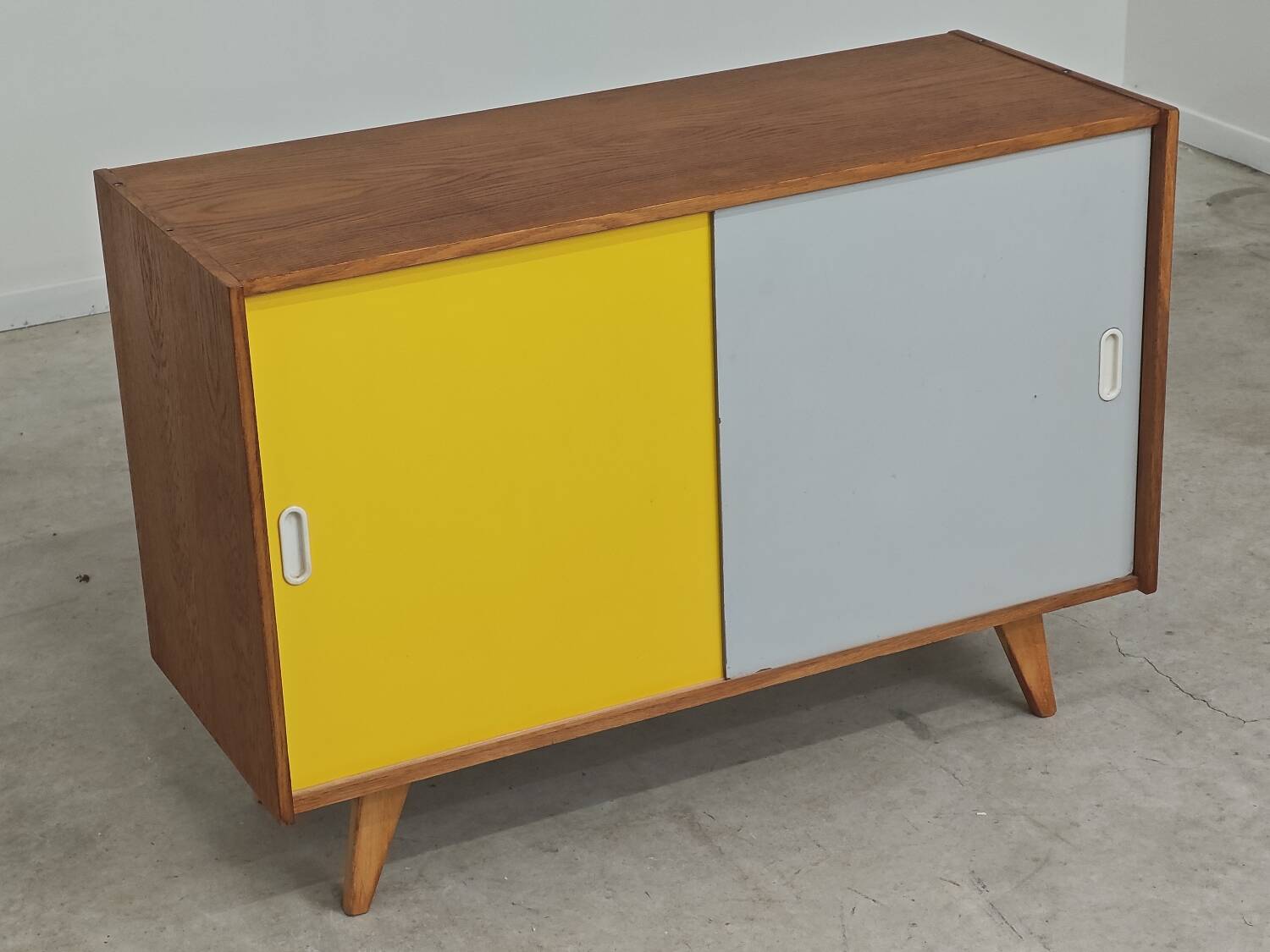 Buffet U-452 jaune et gris par Jiri Jiroutek pour Interier Praha 1960