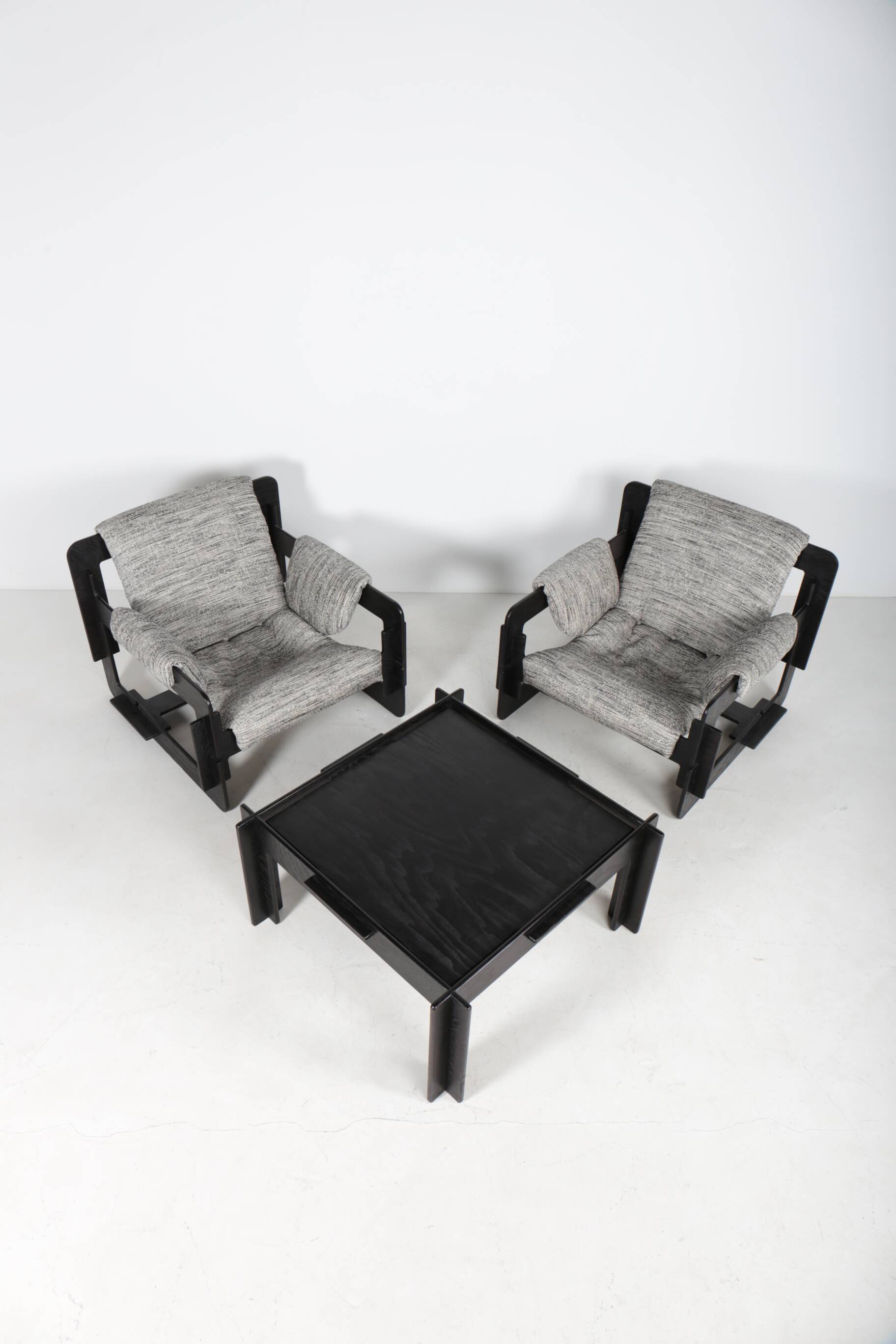 Pair of armchairs and coffee table Rover by Arne Jacobsen, 1968