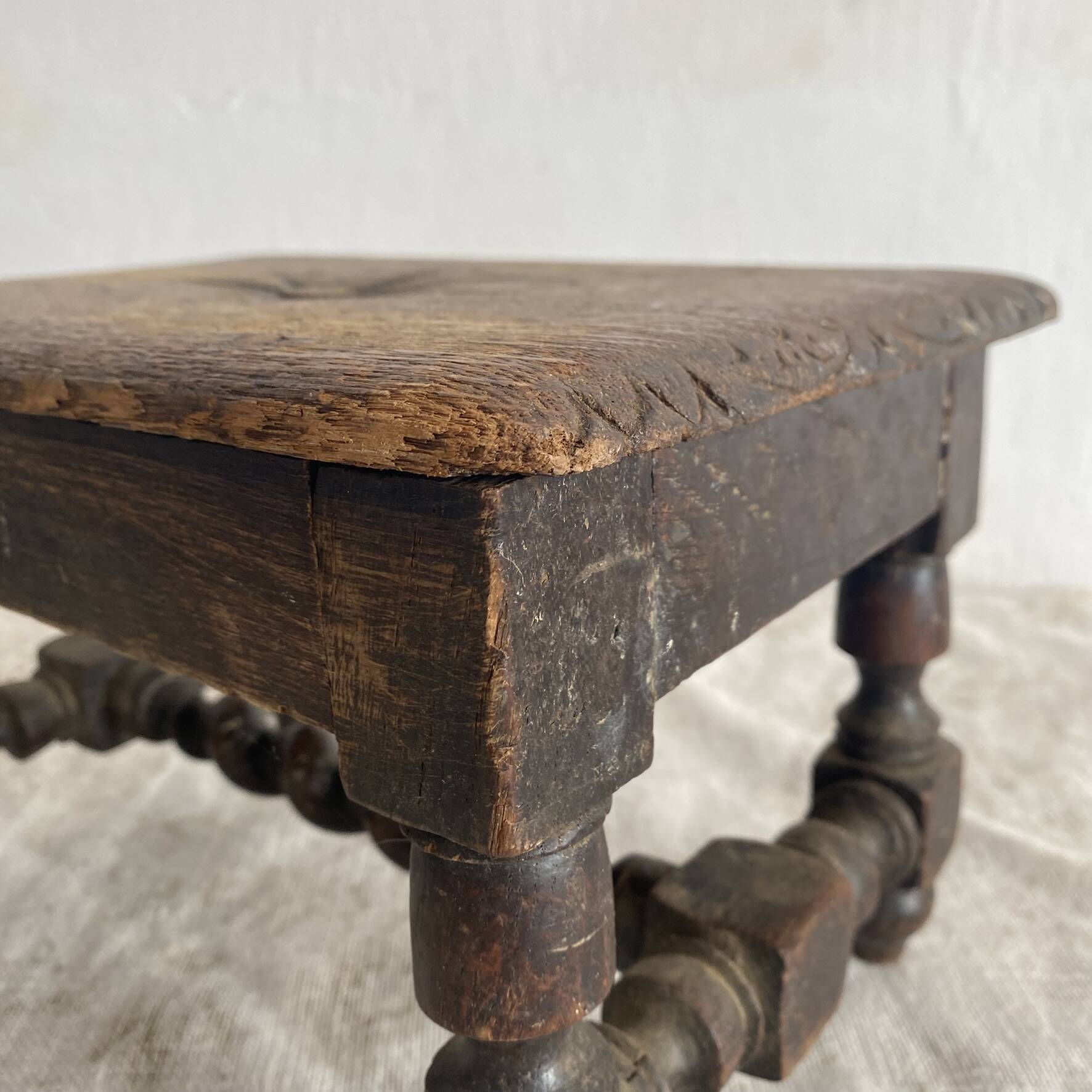 Tabouret bas ancien brodeuse en bois tourné