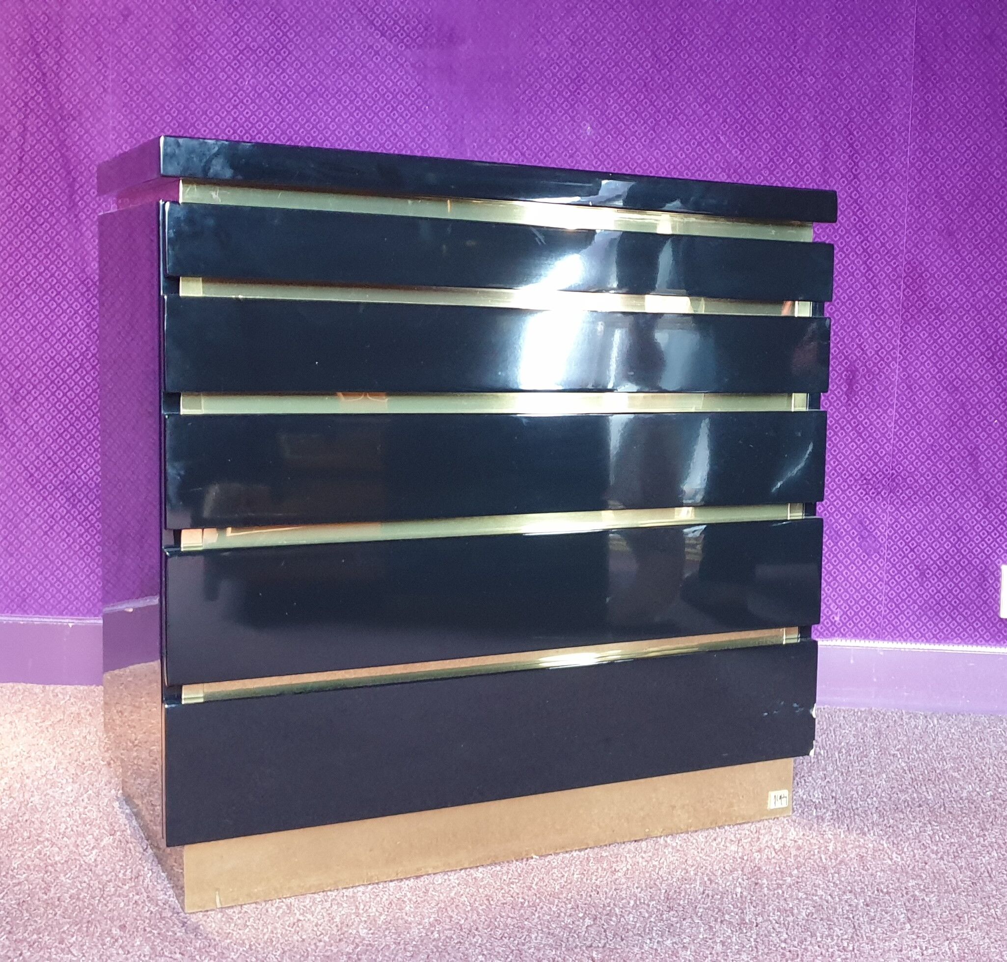 Black lacquered rag and brass