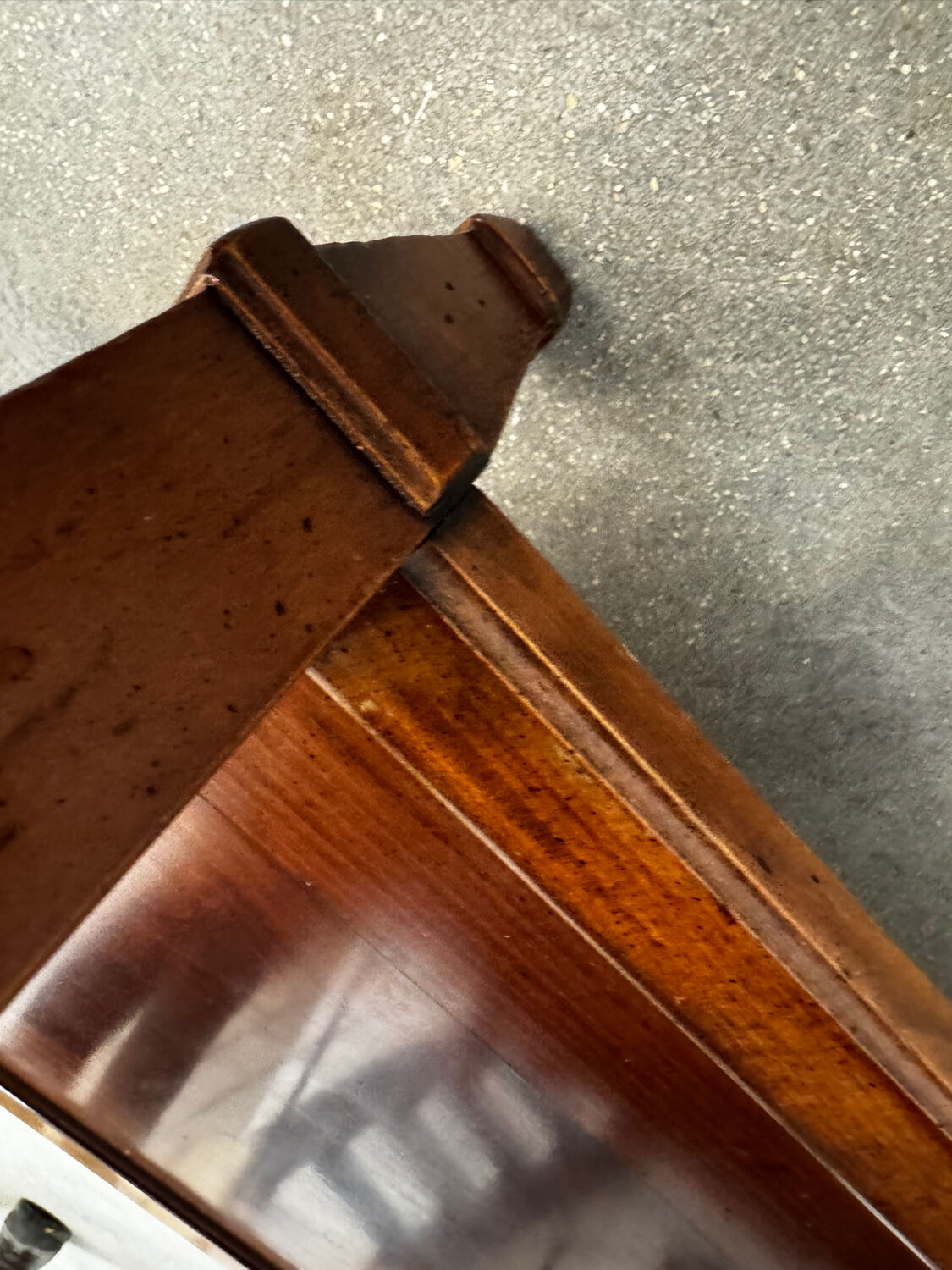 Coffee table with 2 drawers in solid wood.