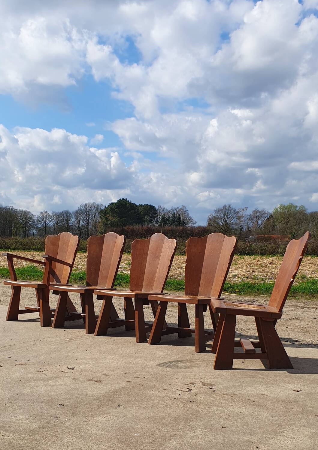 Ensemble de 5 anciennes chaises de feu en chêne à faible dossier, tressées de jonc, de style rural néerlandais.