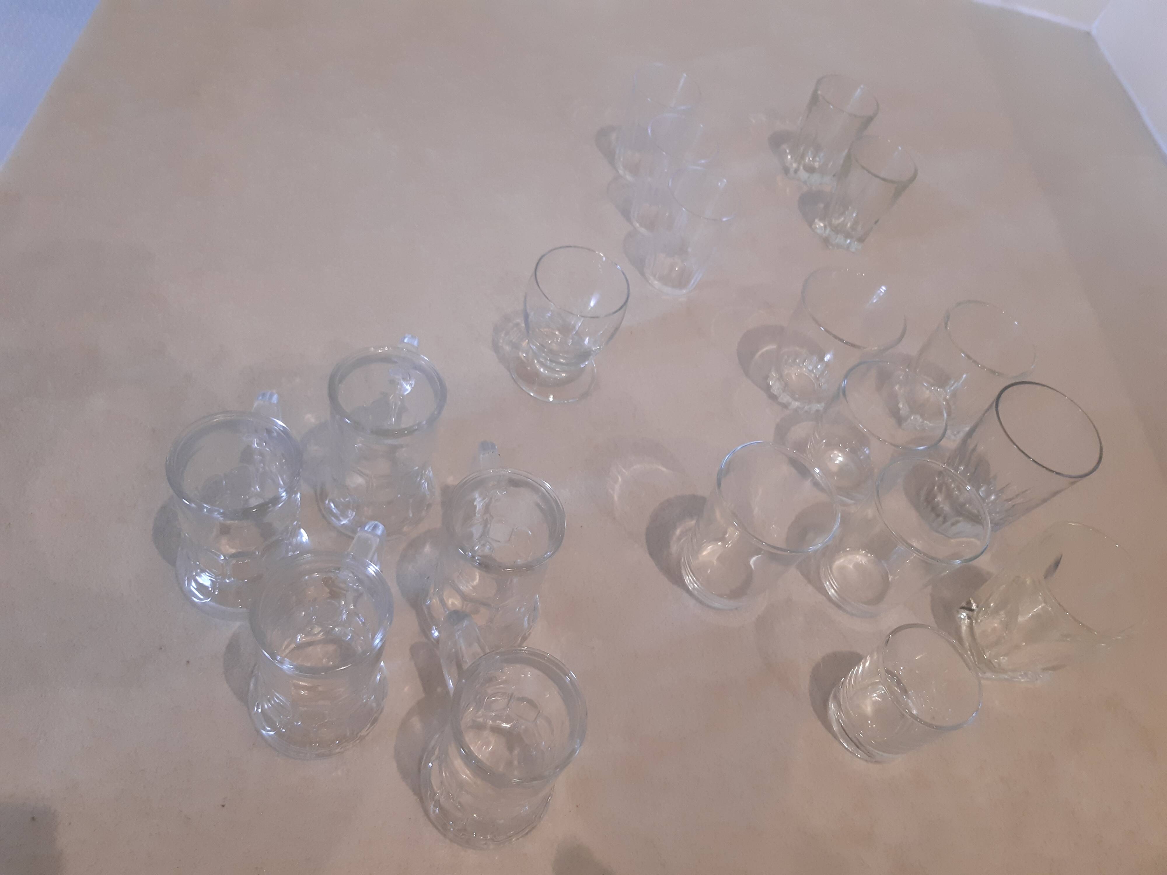 Lot de 21 petits verres dépareillés.
