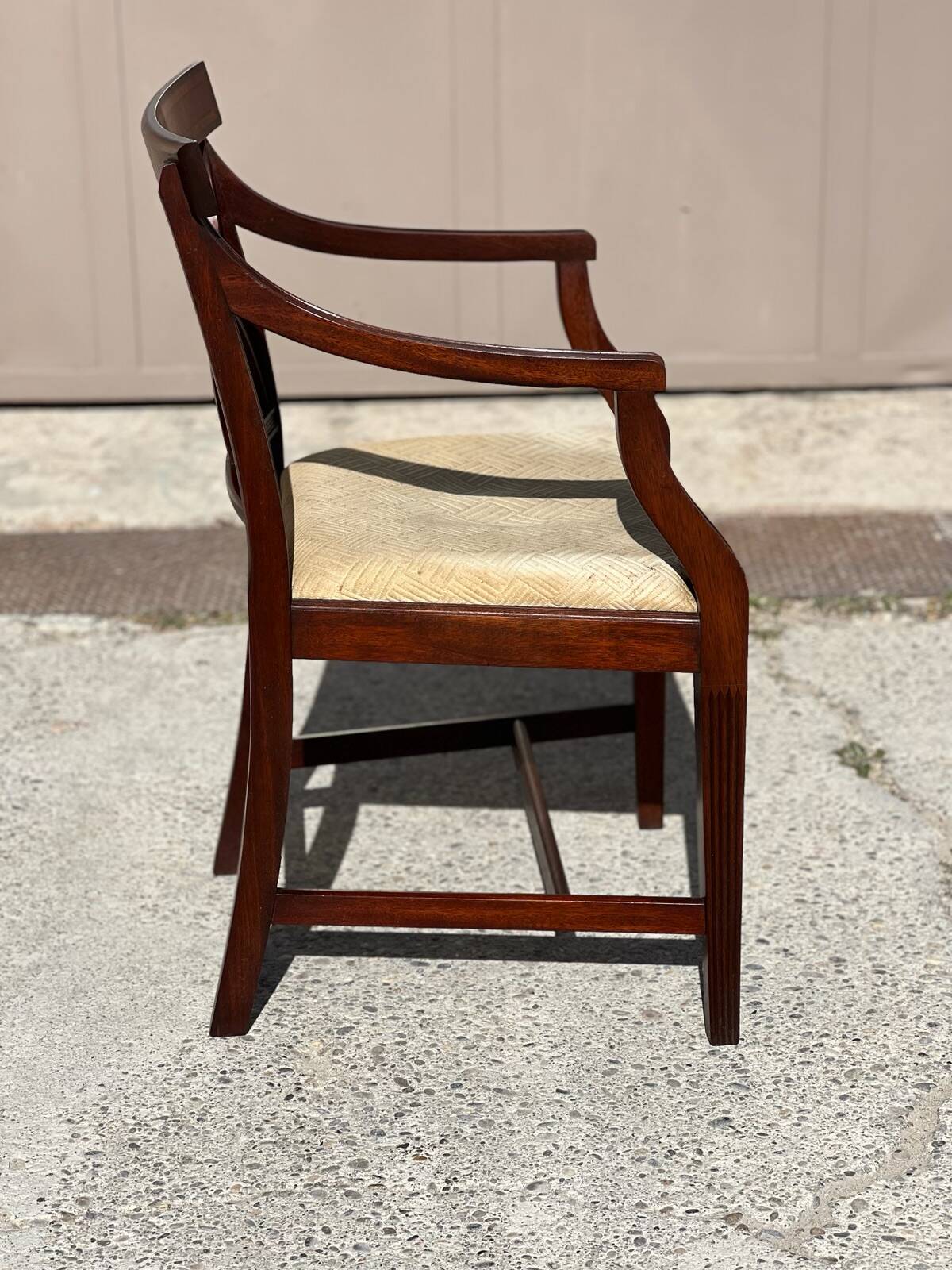 English Sheraton-style mahogany dining room set from the 20th century.