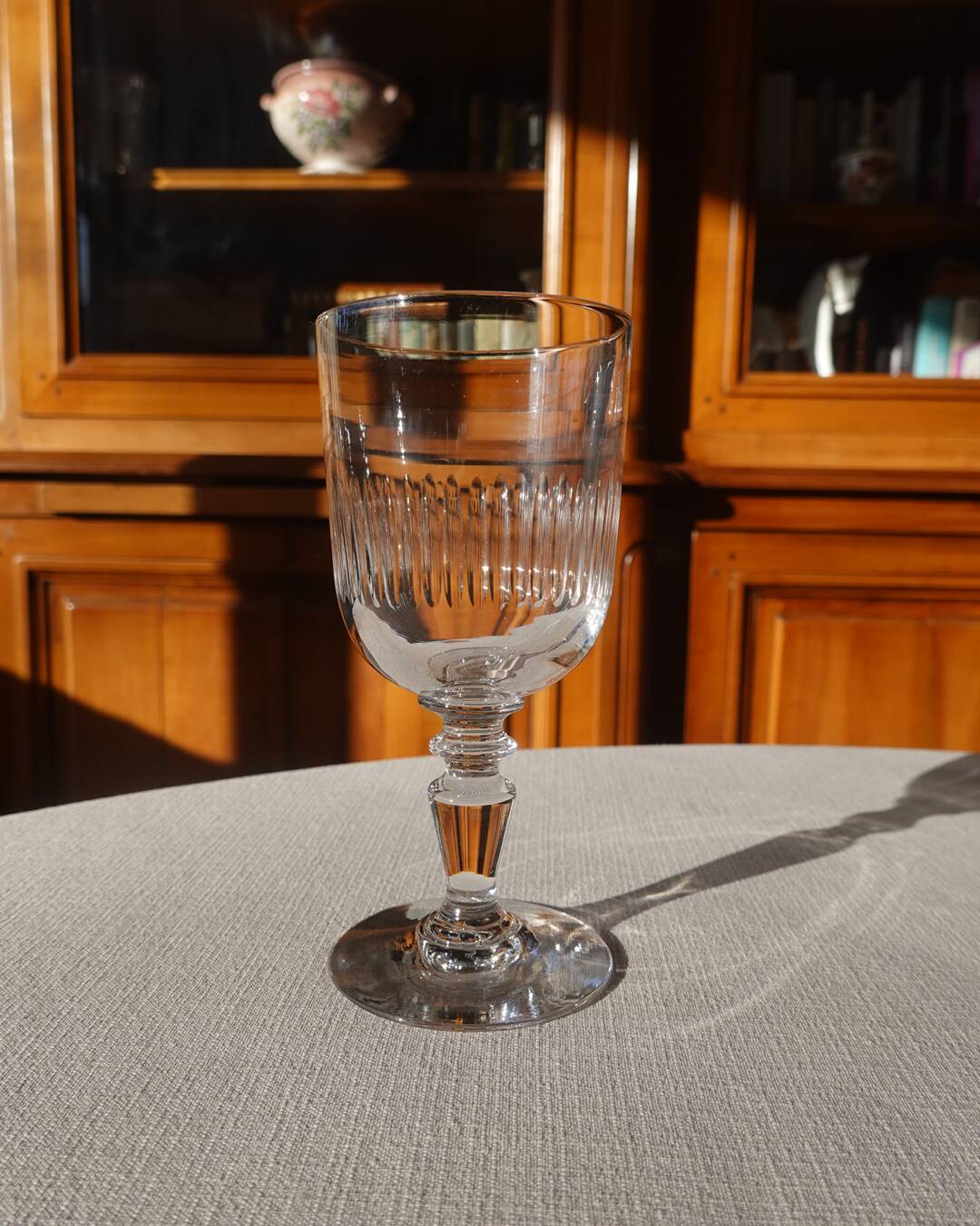 Set of 4 stemmed glasses with chiseled decoration
