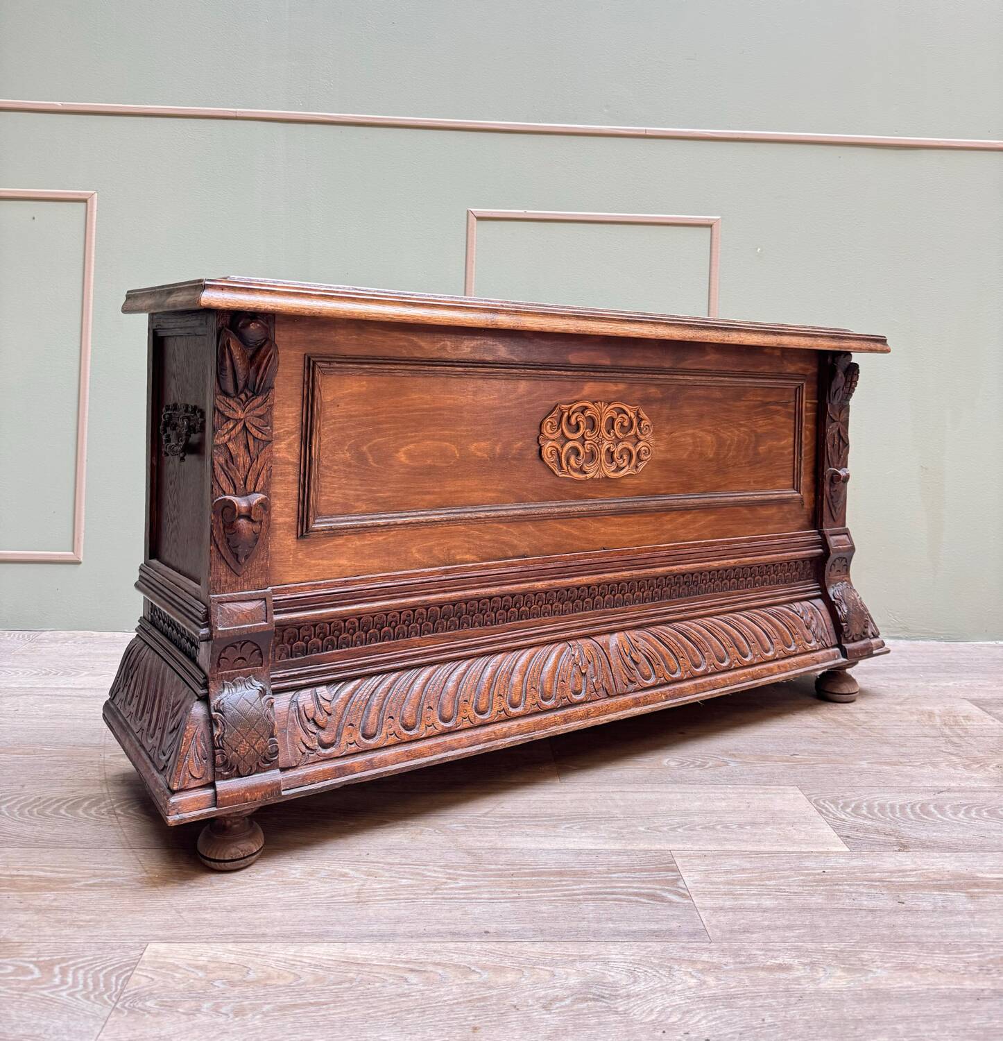 Banc coffre en bois naturel de style Louis XIII