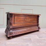 Banc coffre en bois naturel de style Louis XIII