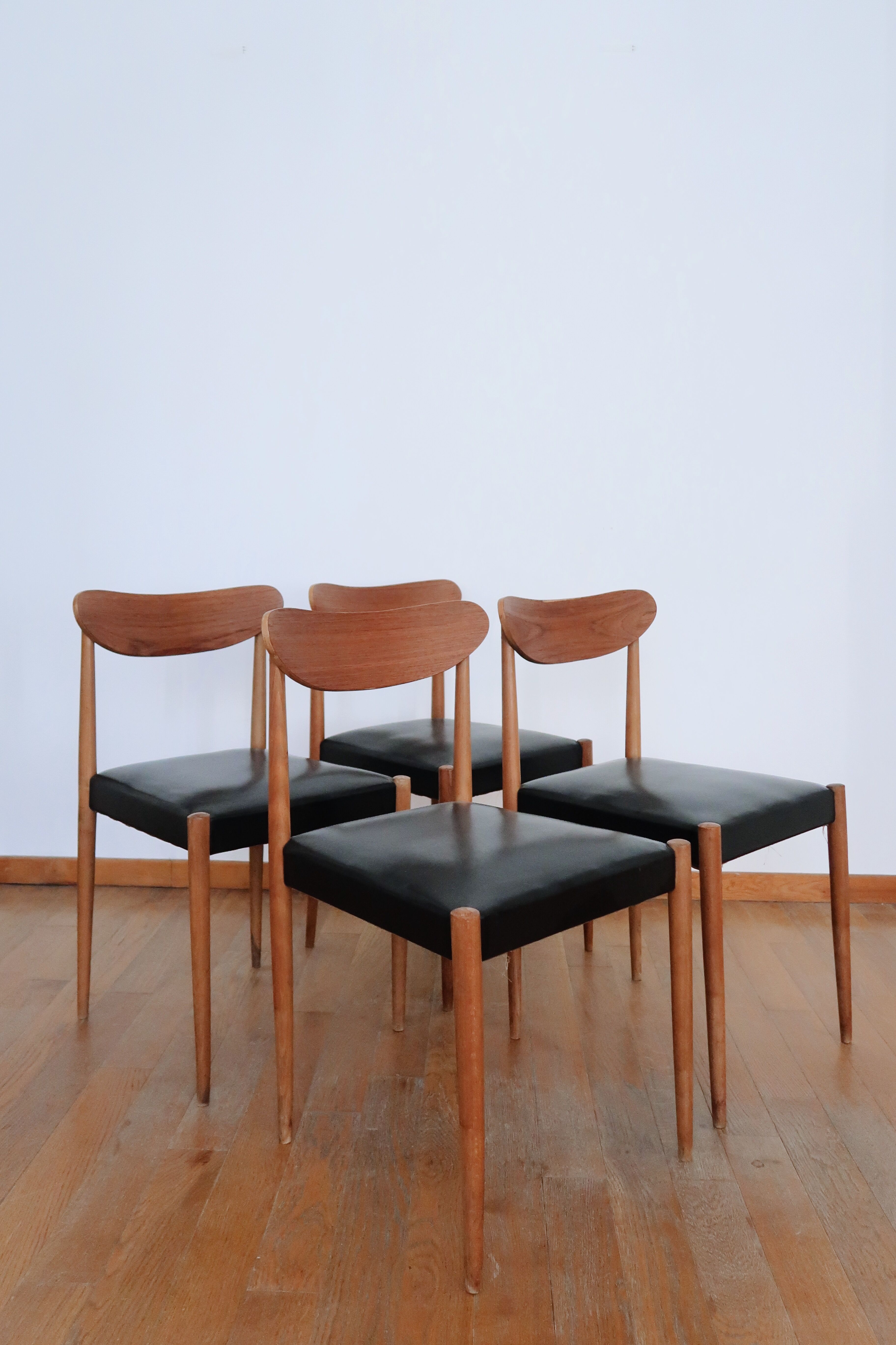 4 Scandinavian chairs skaï black