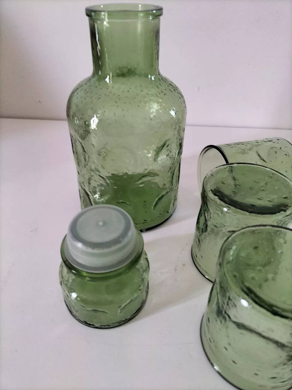 Carafe et gobelets assortis en verre moulé