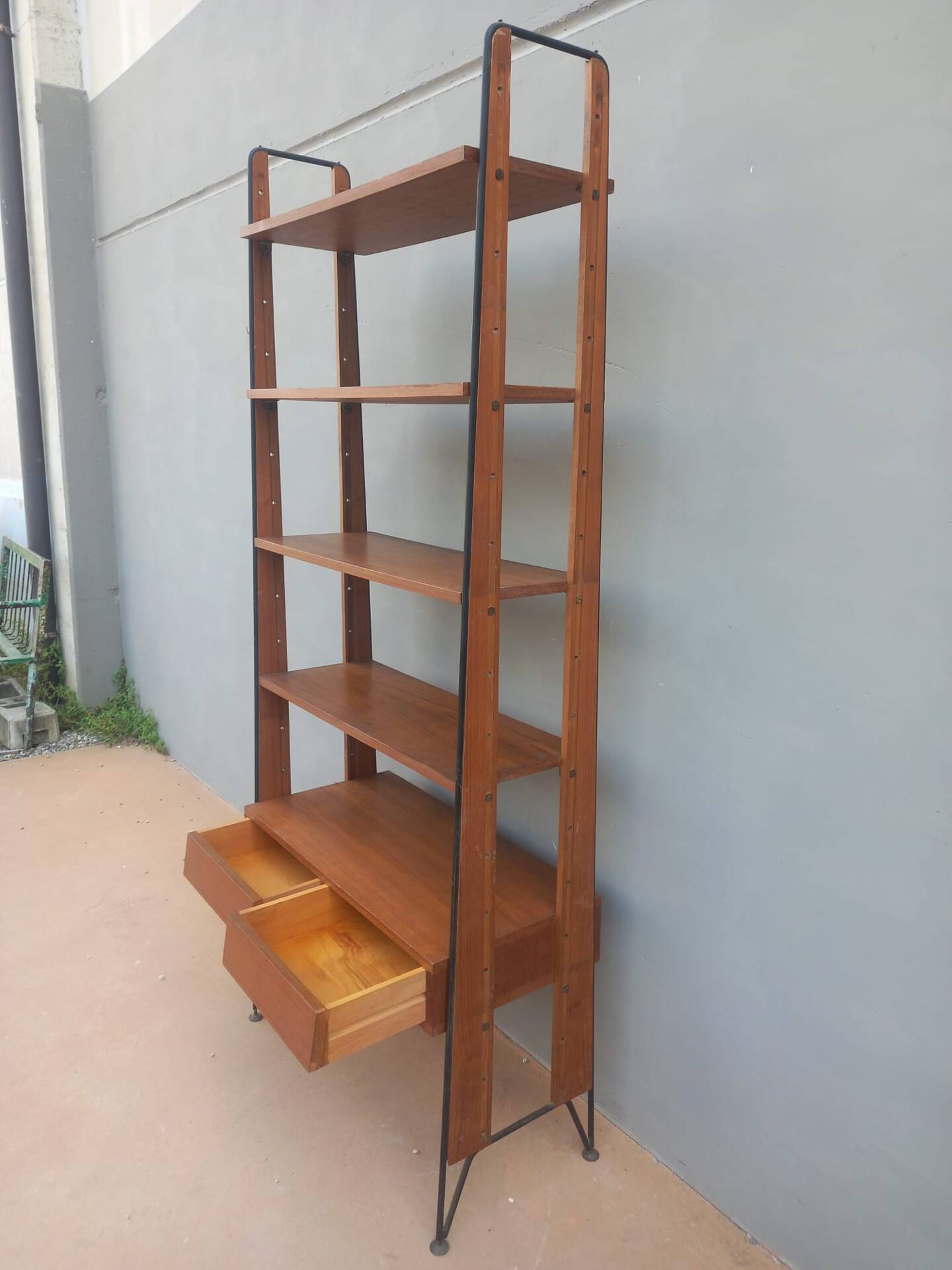 Vintage Scandinavian bookshelf in teak and black metal – Design