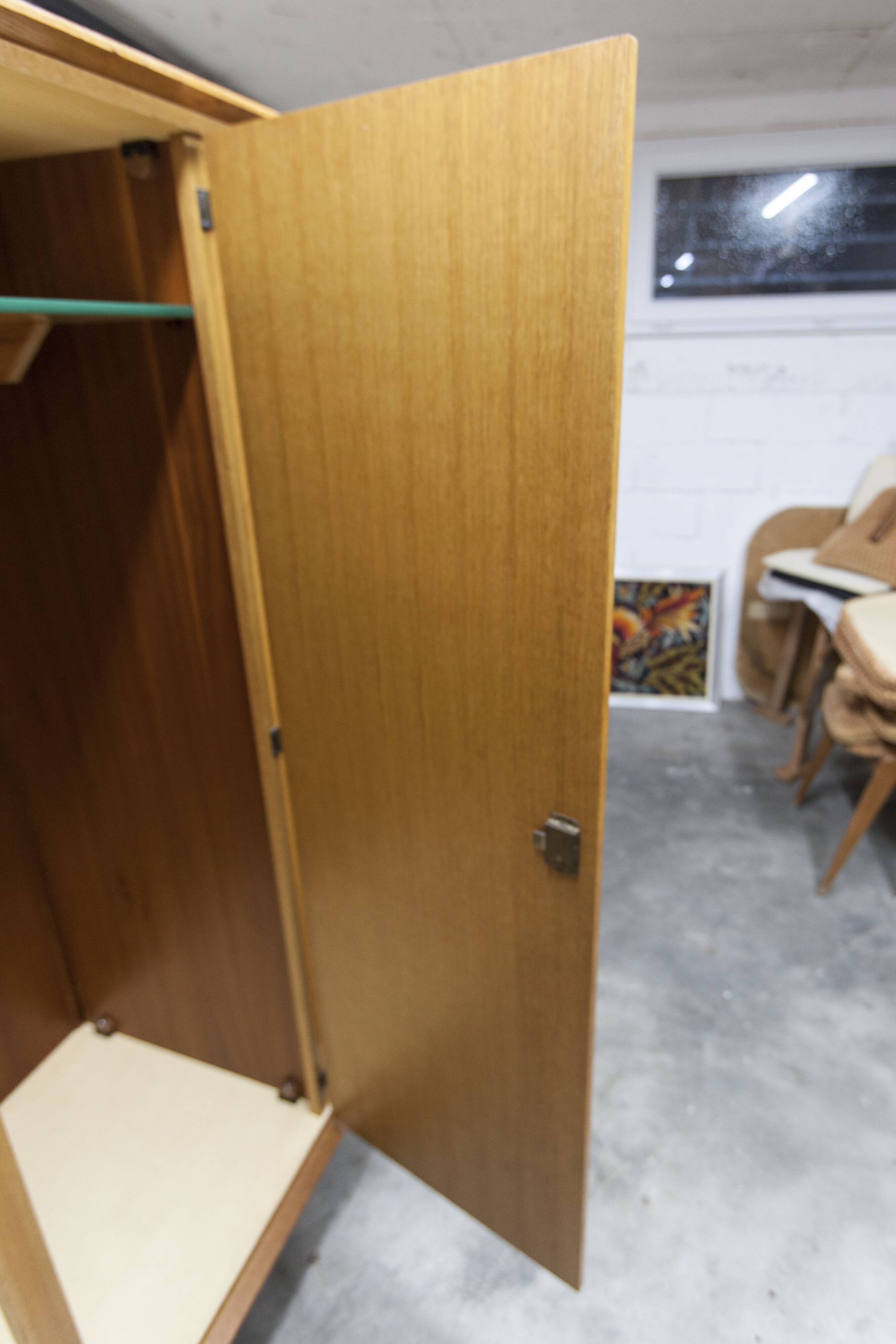 Armoire Française pieds compas 3 portes 1 miroir 27*130 et 1 t