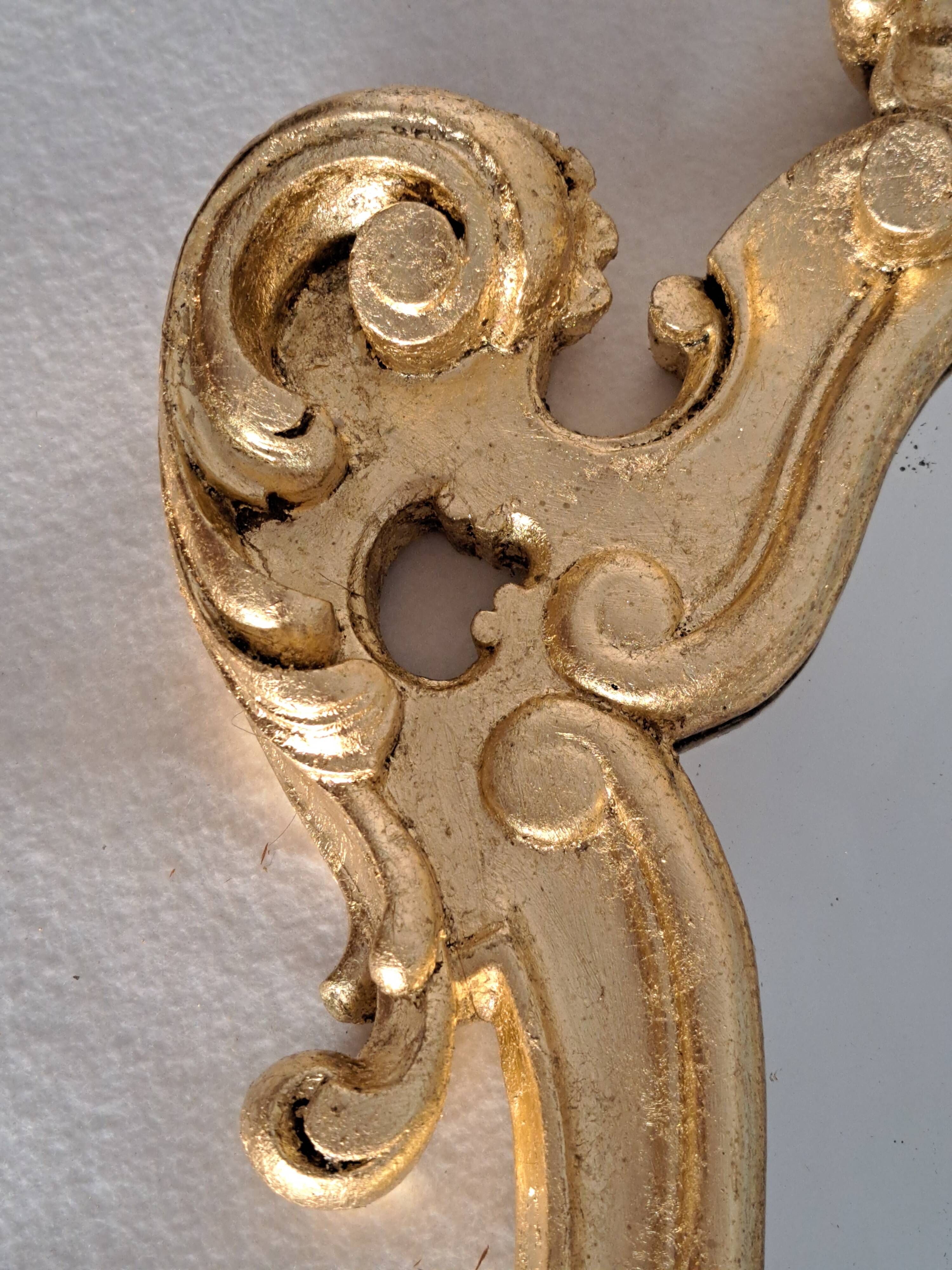 Miroir en bois et doré à la feuille doré