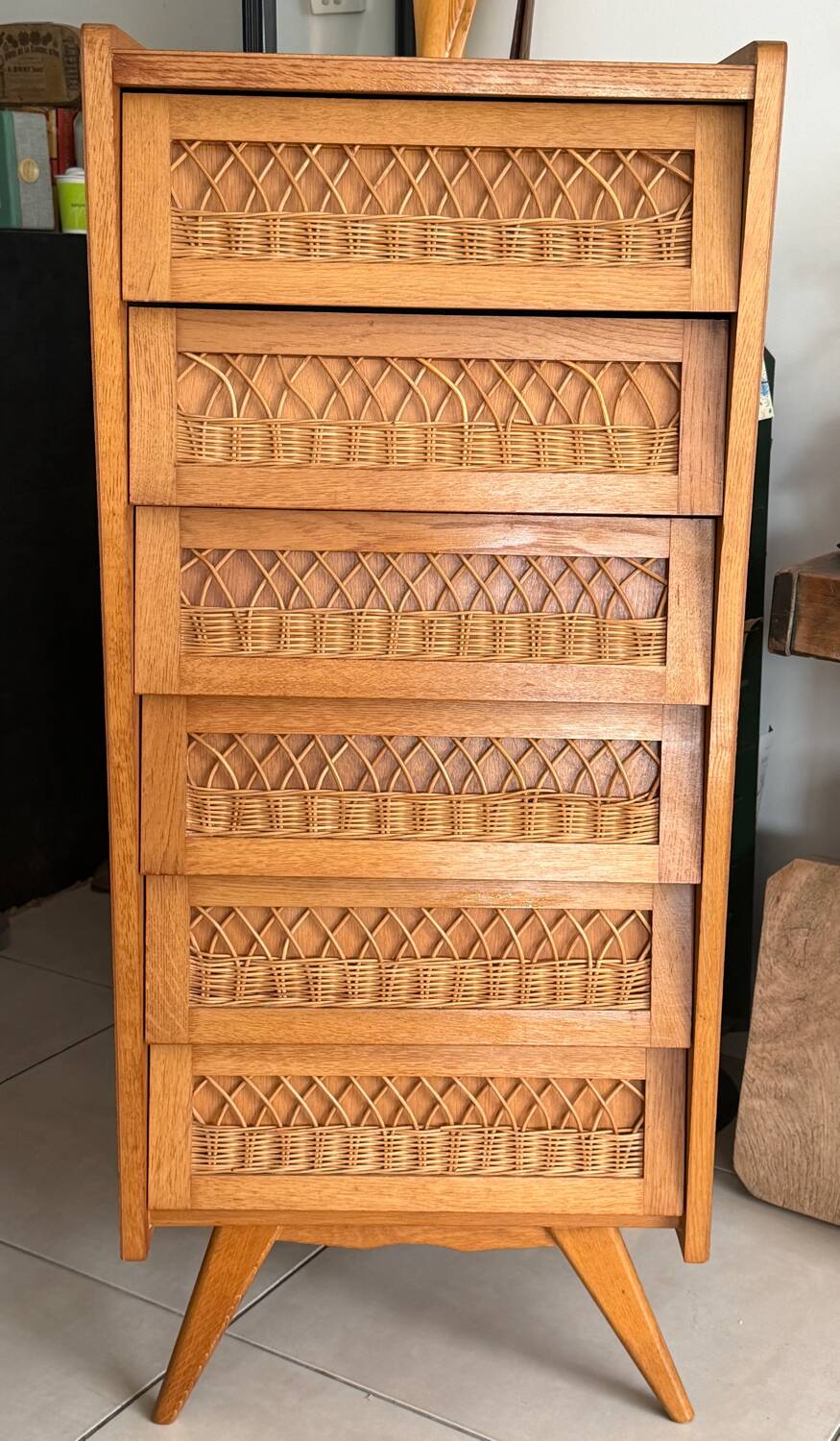 Vintage 1960s chest of drawers / chiffonnier with tapered legs and rattan.