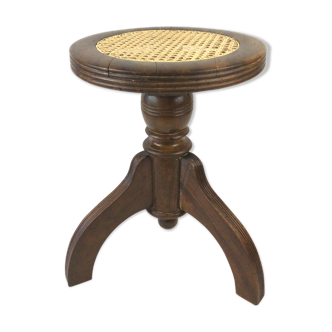 Canned piano stool with screws