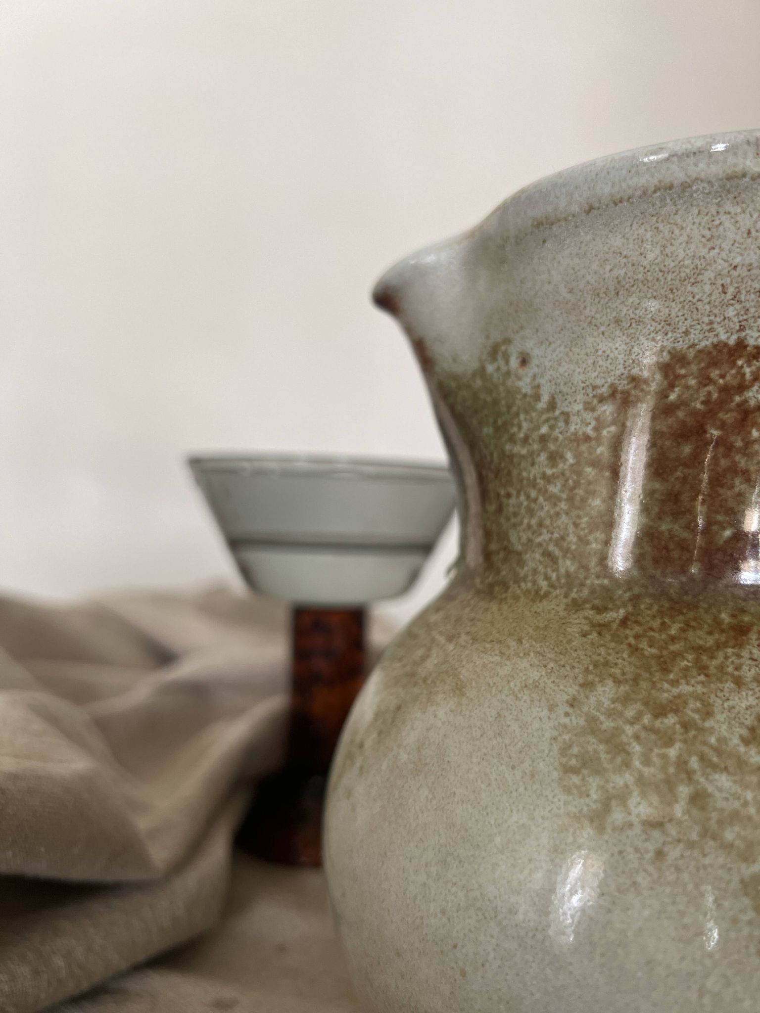 Carafe vintrage à eau / orangeade en céramique émaillée, 1950
