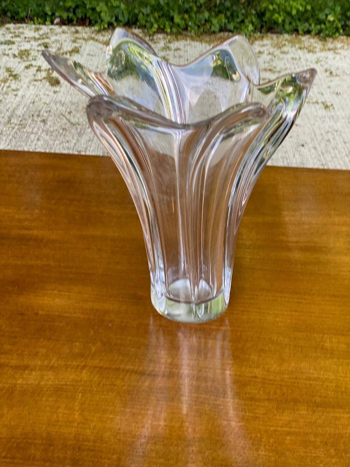 Sculptural table centrepiece vase in stretched crystal from the 1960s.