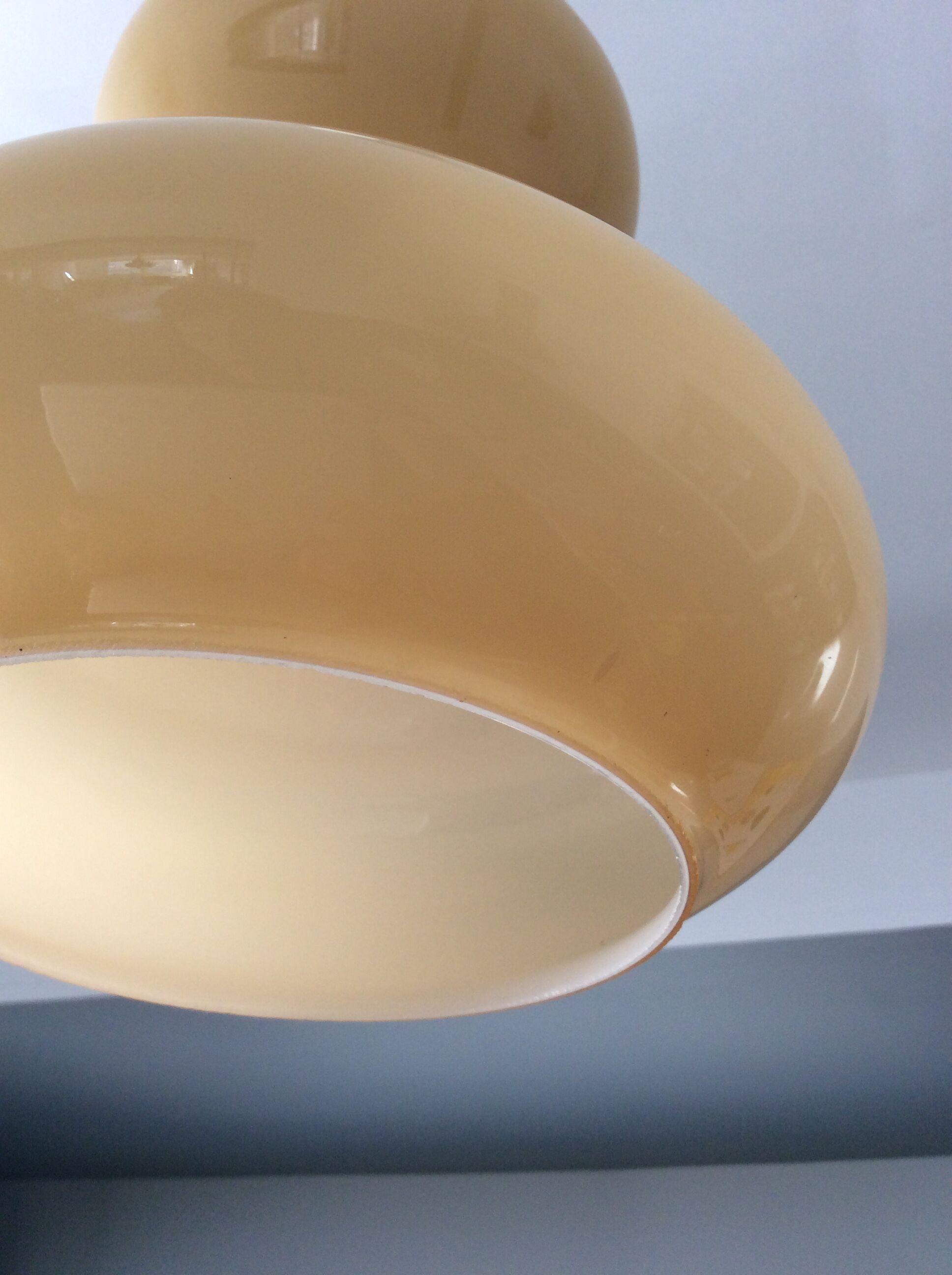 Suspension scandinave des années 60-70 en opaline