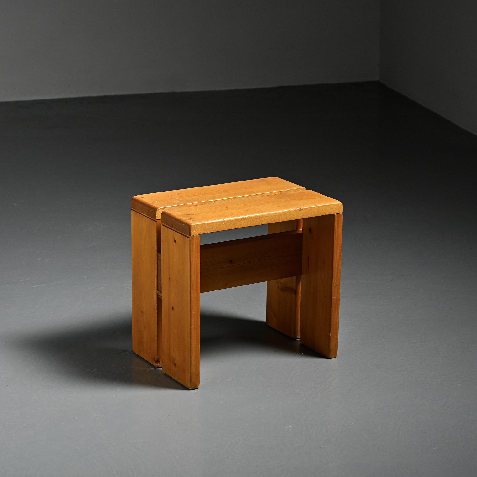 Solid pine stool Les Arcs.